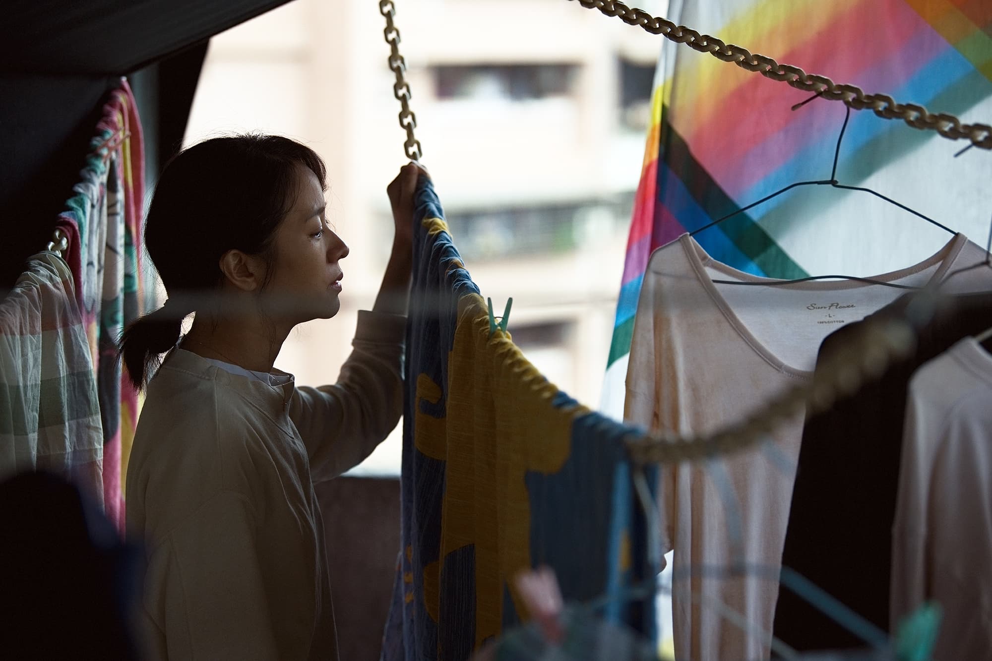 林嘉欣傳授不少自身演戲經驗,包括哭戲技巧給演她女兒的2位小演員,幫助她們入戲。(傳影互動)