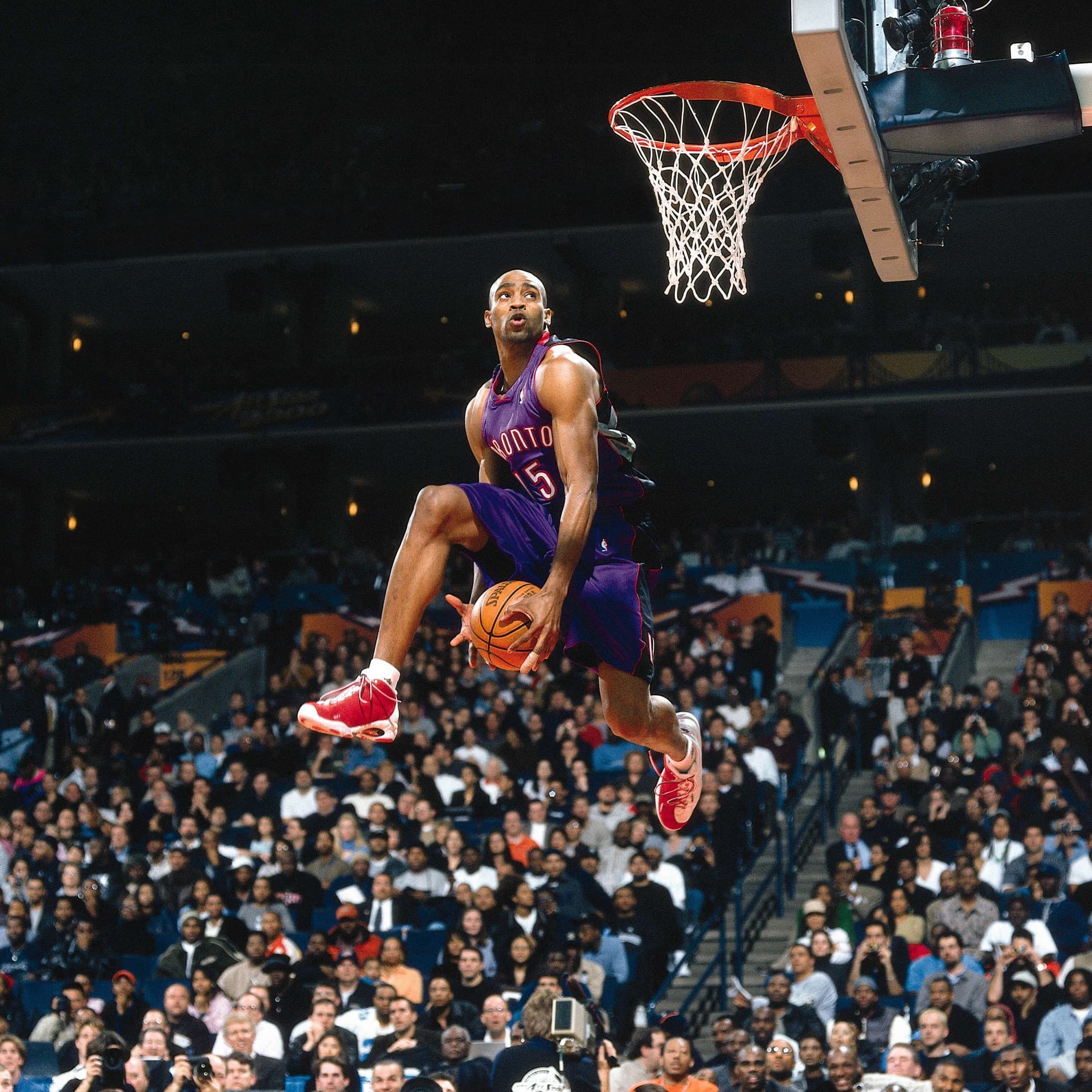 前NBA球員「飛人」卡特也出面指控薩佛的惡行。（翻攝自Vince Carter推特）