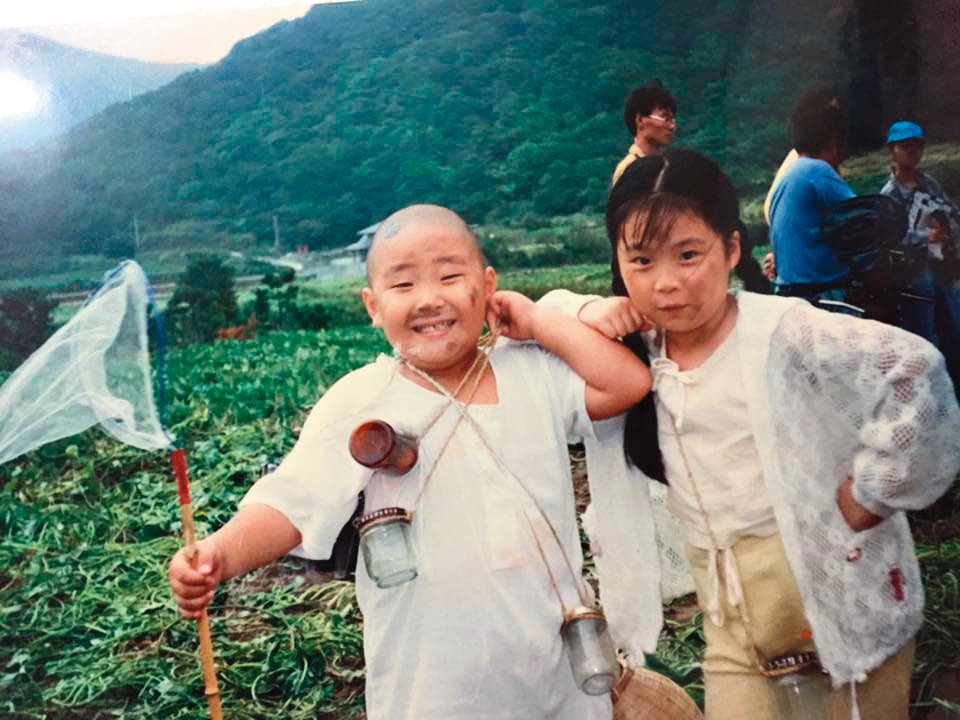 楊小黎(右)是童星出身,一度回歸校園沉潛。左為郝劭文。(翻攝自楊小黎臉書)