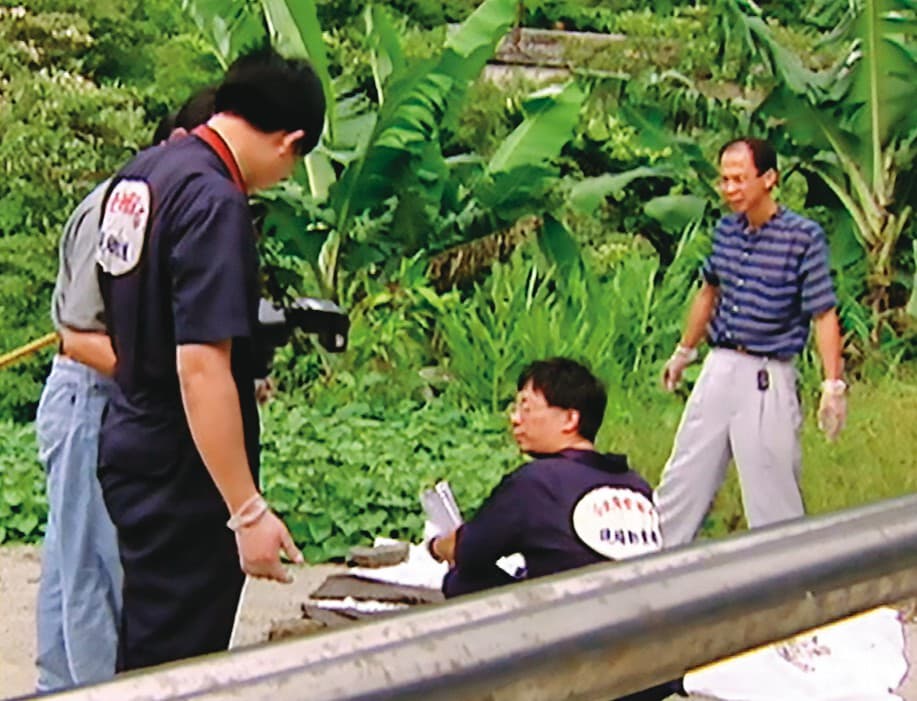 警方獲報前往命案現場,並在北宜公路旁空地相驗白骨。(東森新聞提供)