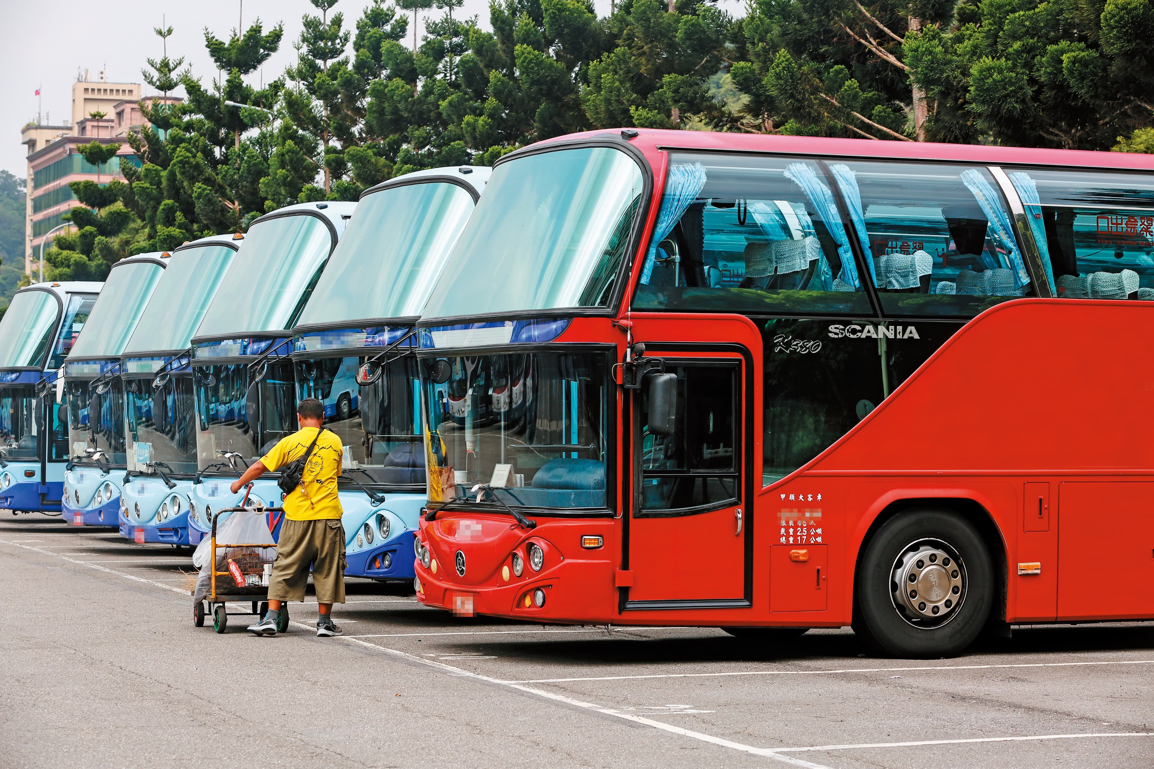 曾任遊覽車司機的死者與隨車小姐羅女外遇,最後慘遭羅夫等人殺害。(示意圖,非當事遊覽車)