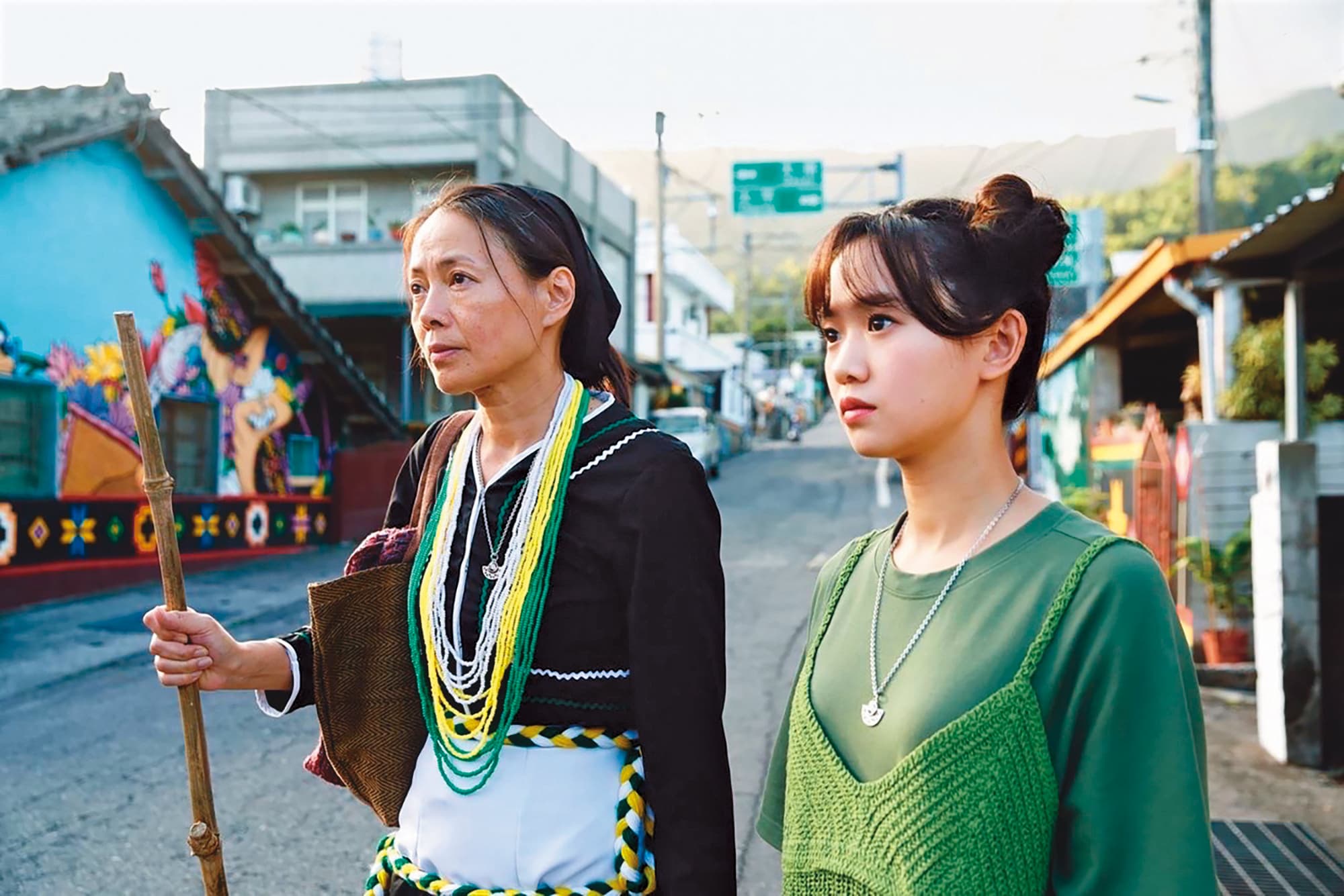 嚴正嵐(右)飾演的「綠繡眼之神」、是柯淑勤(左)的守護神,團隊以綠色系多層次穿搭打造她的神靈形態。(三鳳製作提供)