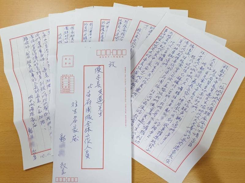 城中城罹難家屬鄭先生,手寫7封感謝信,感謝高雄市政府團隊的全力協助。(高雄市社會局提供)