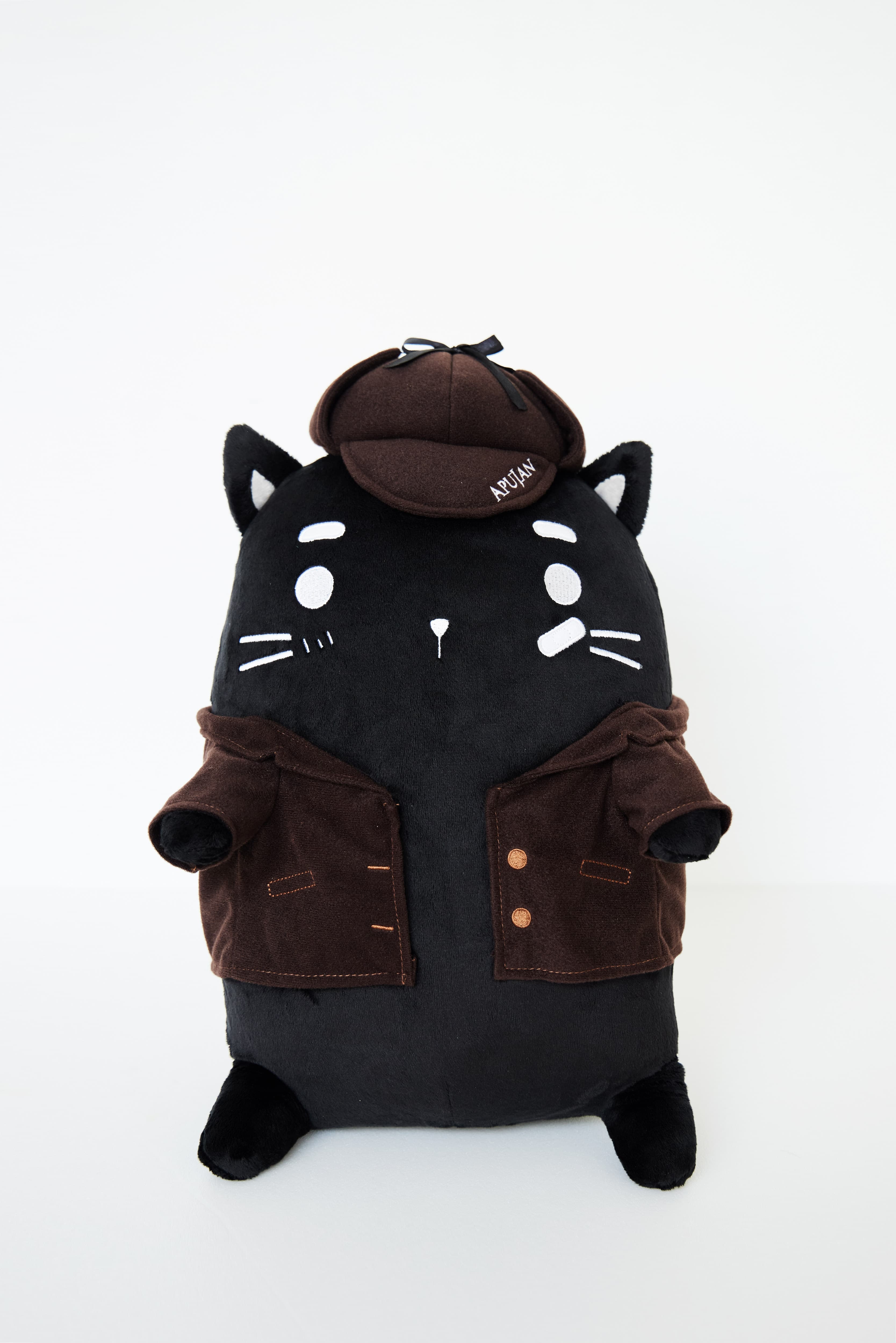黑貓MOON5偵探造型抱枕 直購價 NT$800、或1000點+NT$700 。（APUJAN提供）