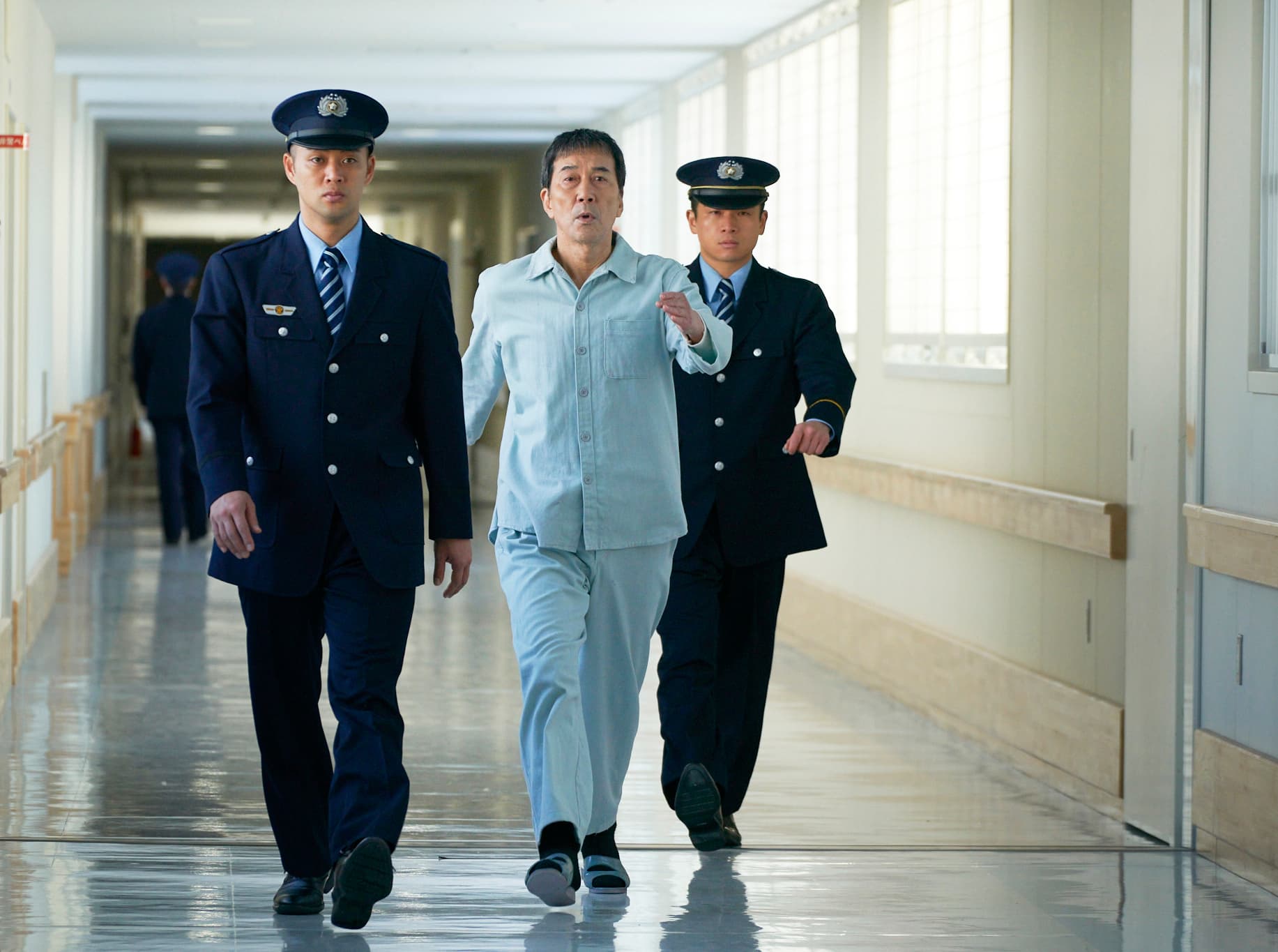 役所廣司(中)在西川美和執導的《太陽出來之後》飾演一名更生人,當時西川也對他的表演讚不絕口。(CATCHPLAY提供)