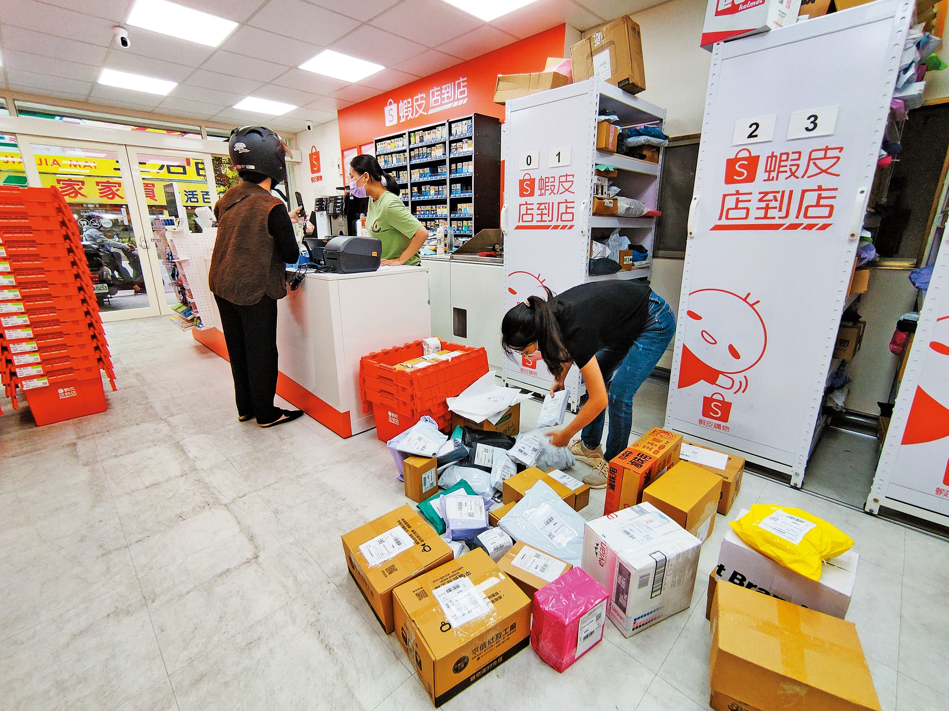 今年5月疫情爆發,包裹貨物大遲到,蝦皮創「店到店」希望解決物流問題。