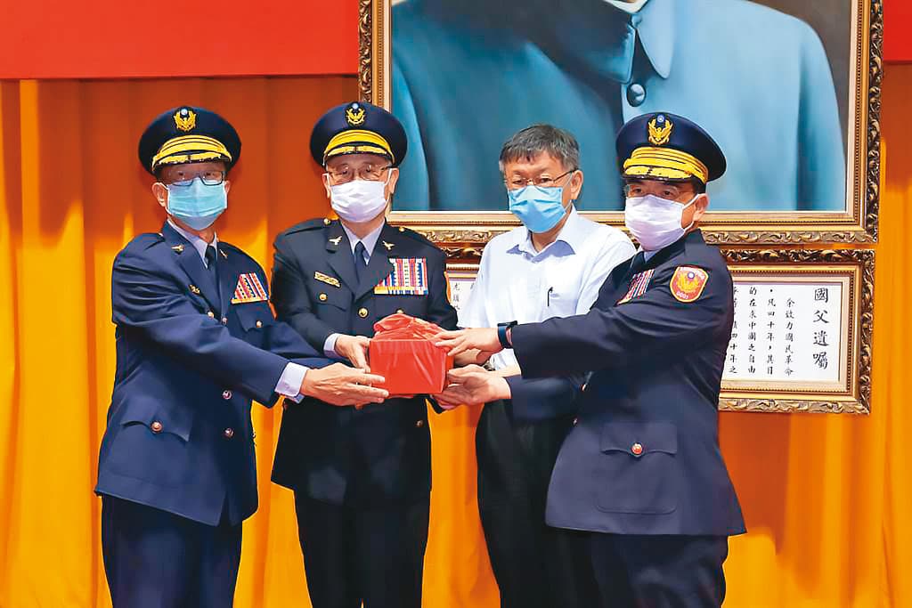 楊源明(右1)7月16日就任北市警察局長後,執行柯文哲(右2)要求的「6年輪調」,陳文鐘也在這波人事大異動之列。(翻攝畫面)