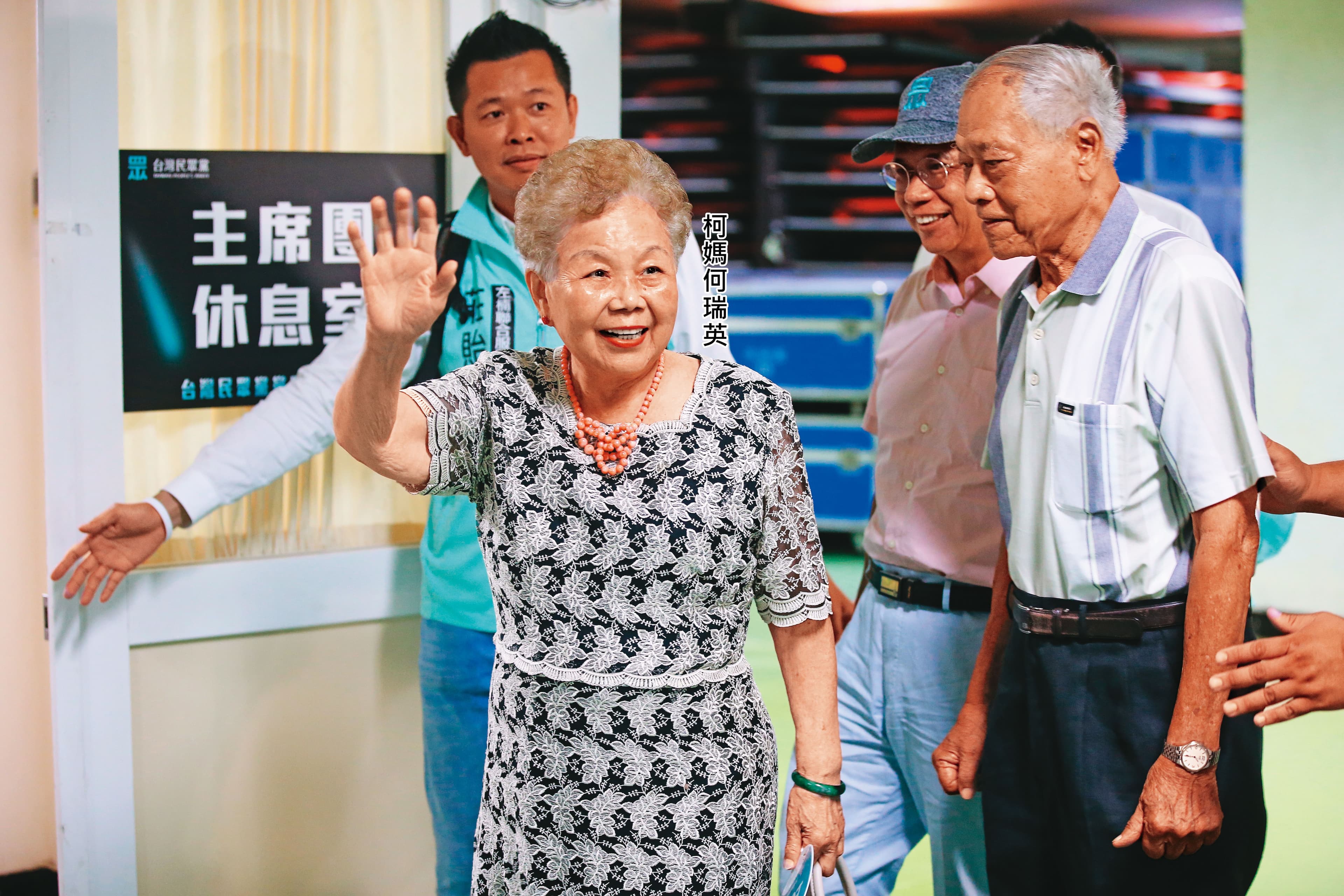 據市府高層透露,陳文鐘常在外打著市長祕書名號經營關係,甚至連柯營內部要聯絡柯媽何瑞英,一度都要透過他。