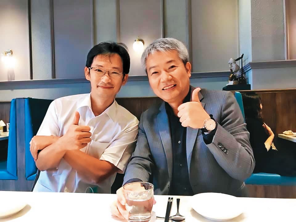 柯文哲的隨扈陳文鐘(左),被爆料「向上管理」能力佳,與市府高層常私下互動。圖為他與市府顧問林有志(右)5月餐敘畫面。(翻攝林有志臉書)