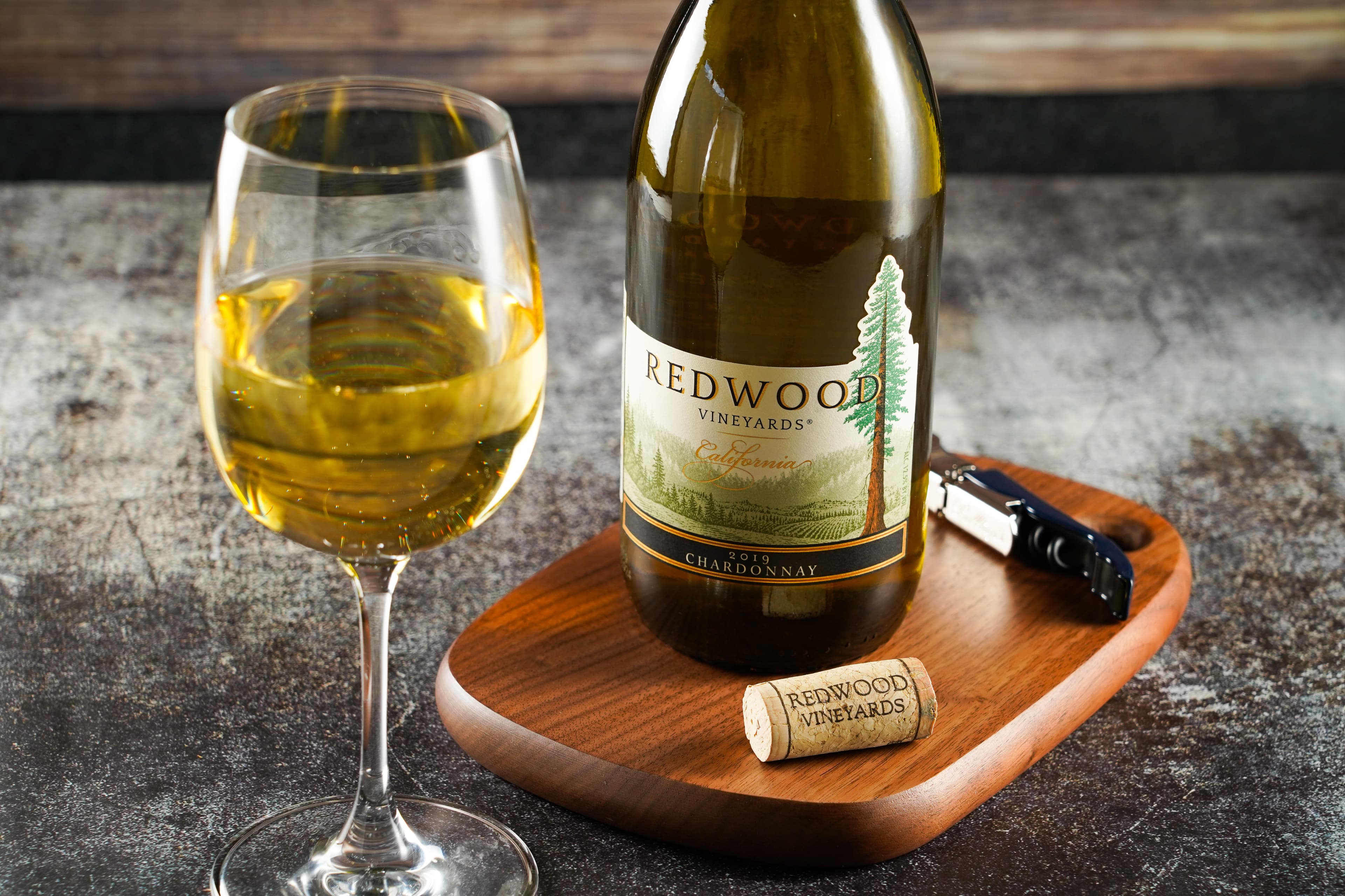 「Redwood 夏多內白葡萄酒」帶梨子的果香,甜順好入口,是店內最熱賣的葡萄酒款。(349元/瓶)