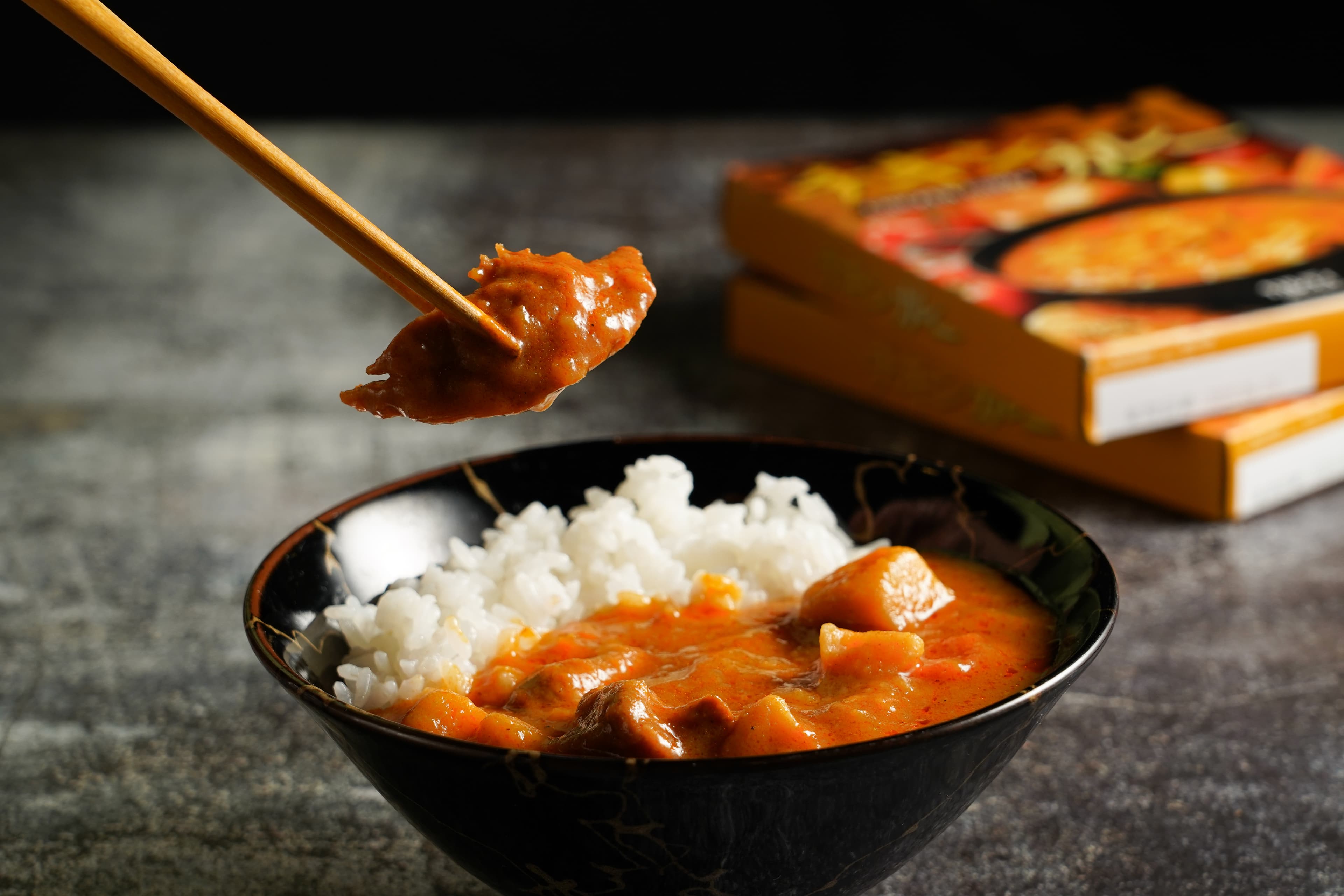加入洋蔥、蘋果泥慢煮而成的「雞肉咖哩」,甜而不膩、微微辛辣,適合搭白酒。(79元/盒)