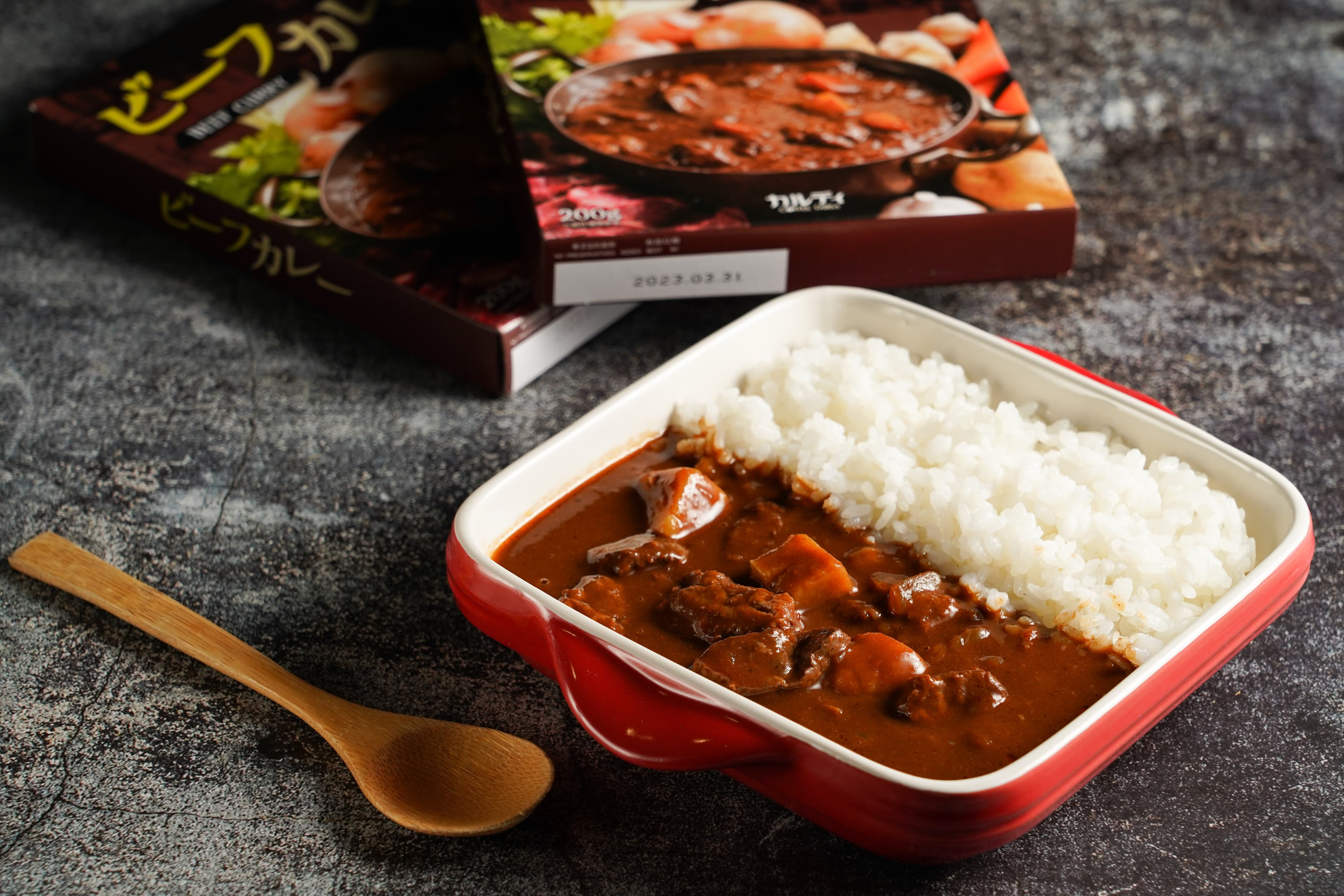 加入咖啡粉和可可粉熬煮的「牛肉咖哩」,鹹甜中帶苦甘滋味,牛肉塊燉得透爛入味。(79元/盒)