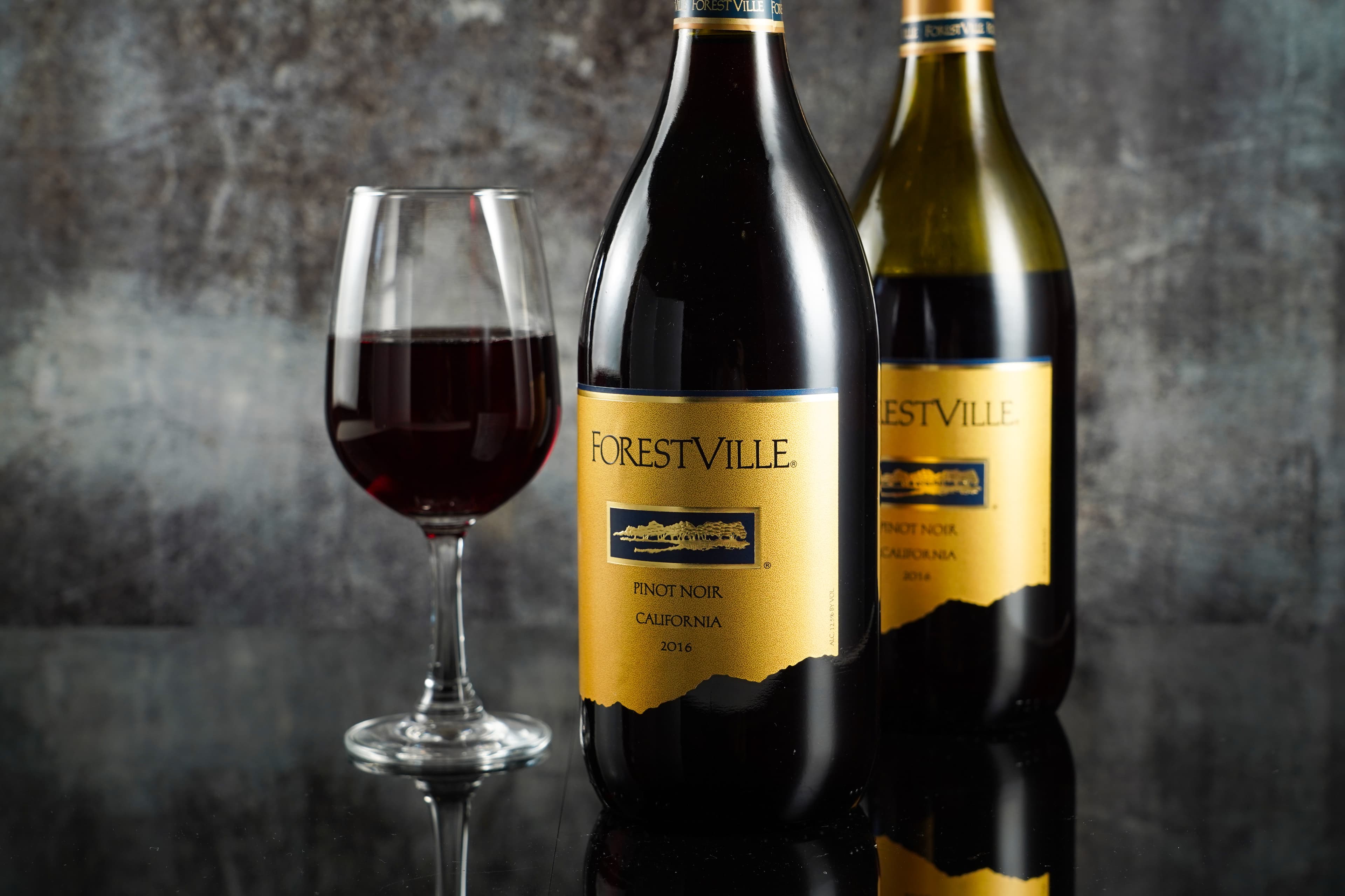 「Forestville Vineyards 黑皮諾紅葡萄酒」 聞起來有橡木味道,結構簡單、酒感輕薄,尾韻帶點酸味。(469元/瓶)