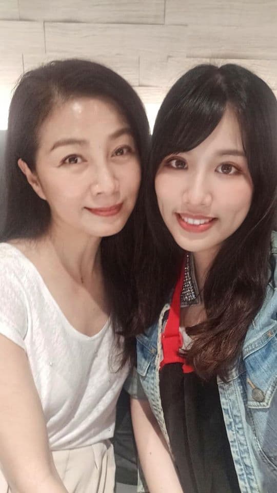 方文琳(左)與女兒感情好,女兒也曾嚮往演藝圈,只是後來仍轉行。(翻攝方文琳臉書)