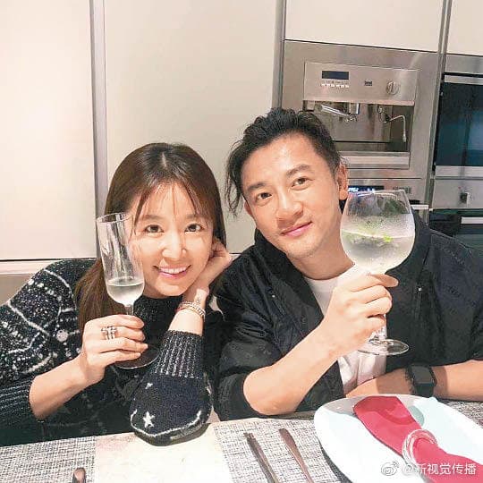 林心如因《還珠格格》的合作,與蘇有朋走得很近,2人曾有「40歲未曾嫁娶就在一起」的玩笑之約。(翻攝自微博)
