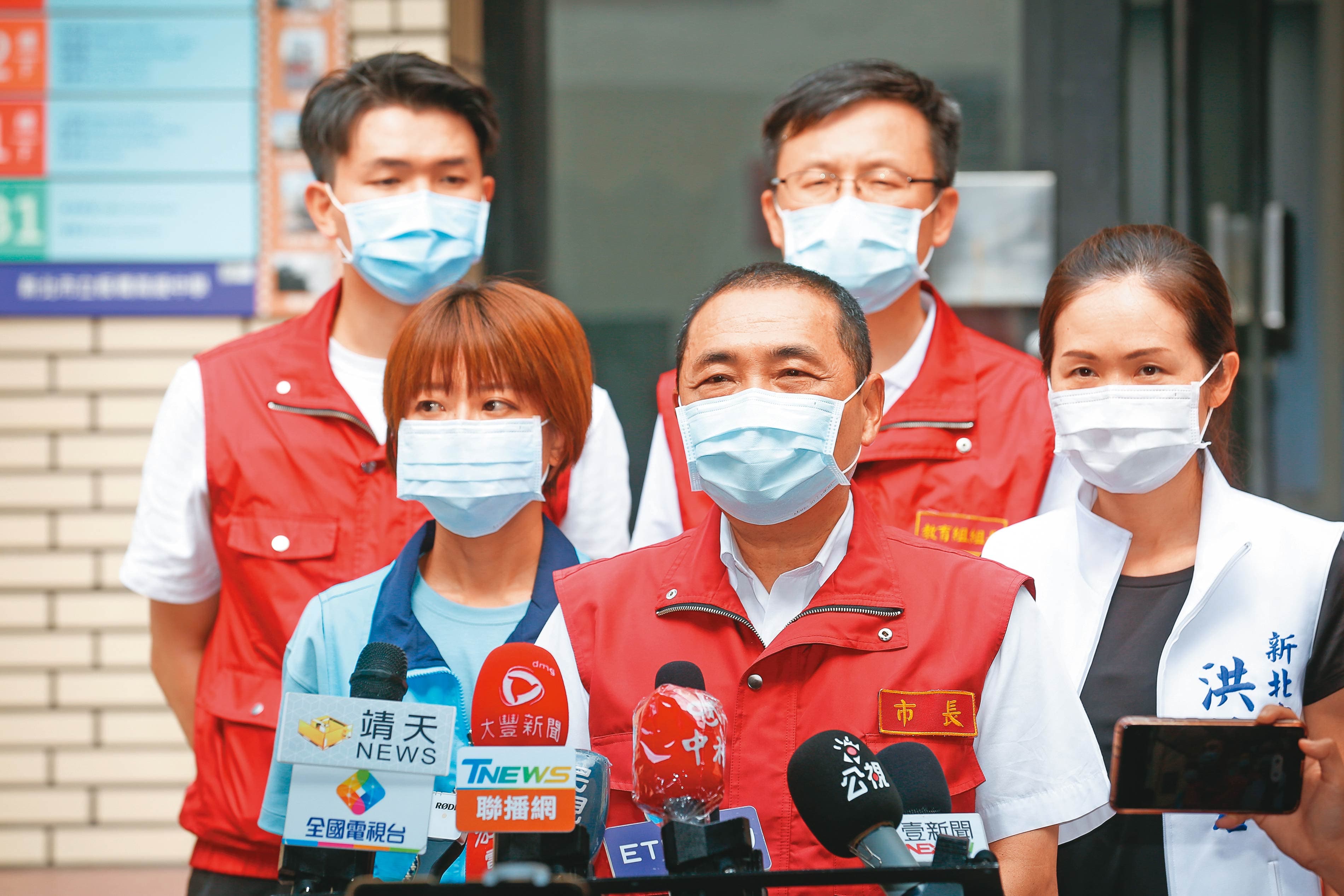 新北市長侯友宜(中)未對公投案明確表達態度,但針對重啟核四議題則強調「沒有核安就沒有核電。」