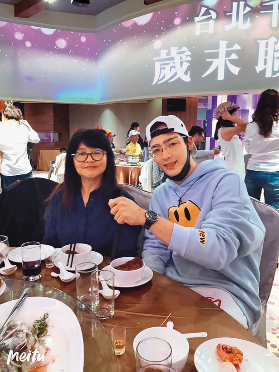 黃雅珉(左)和兒子從小就相依為命,兒子很願意陪伴媽媽參加社交活動。(翻攝自黃雅珉臉書)