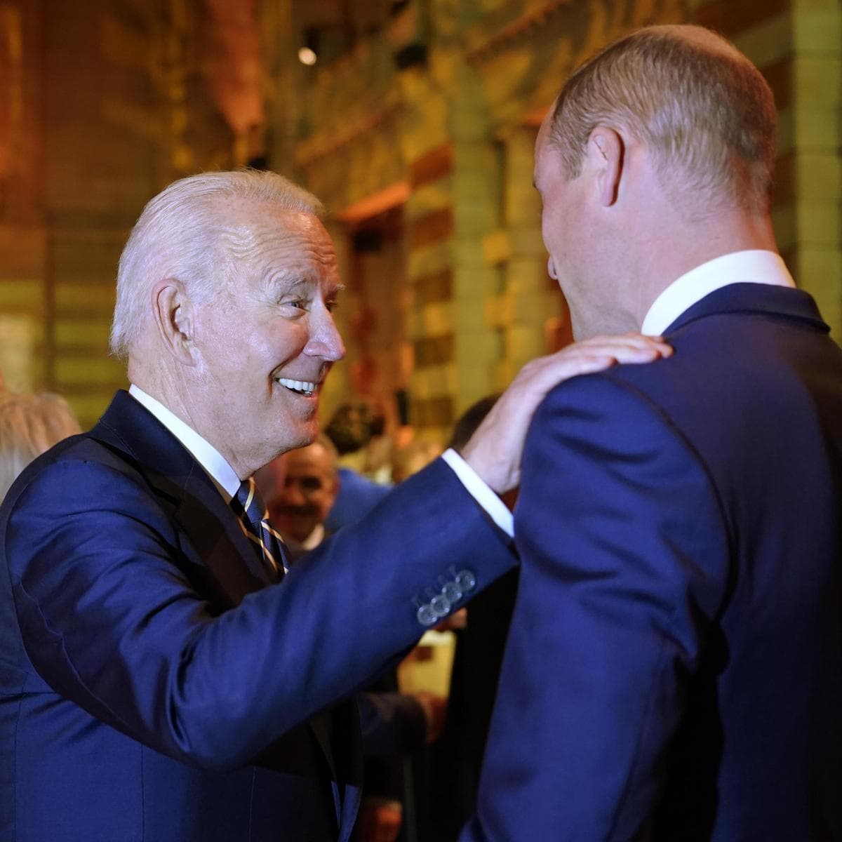拜登(左)在晚宴上看到威廉王子很快樂。(翻攝KensingtonRoyal推特)