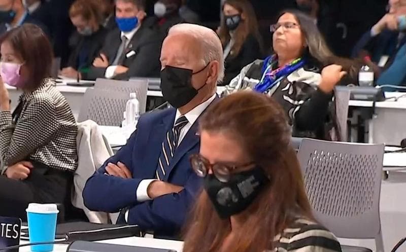 拜登在COP26開幕演說時睡著。(翻攝zachjourno推特影片)
