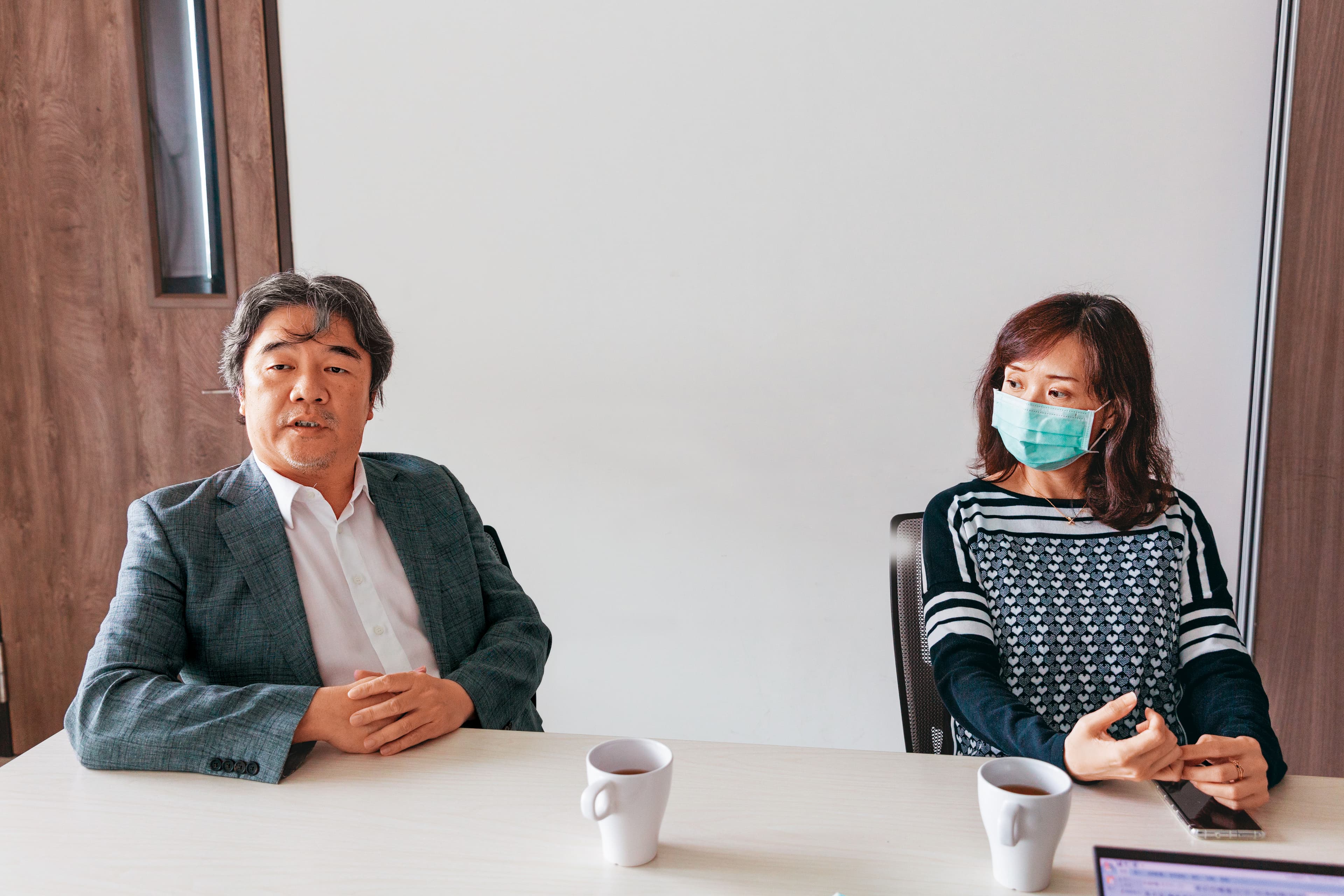 王必勝（左）夫妻接受專訪時，互動微妙，尤香玉（右）表示，他們相識多年、人際圈高度重疊，她對2人未來尚未做出決定。