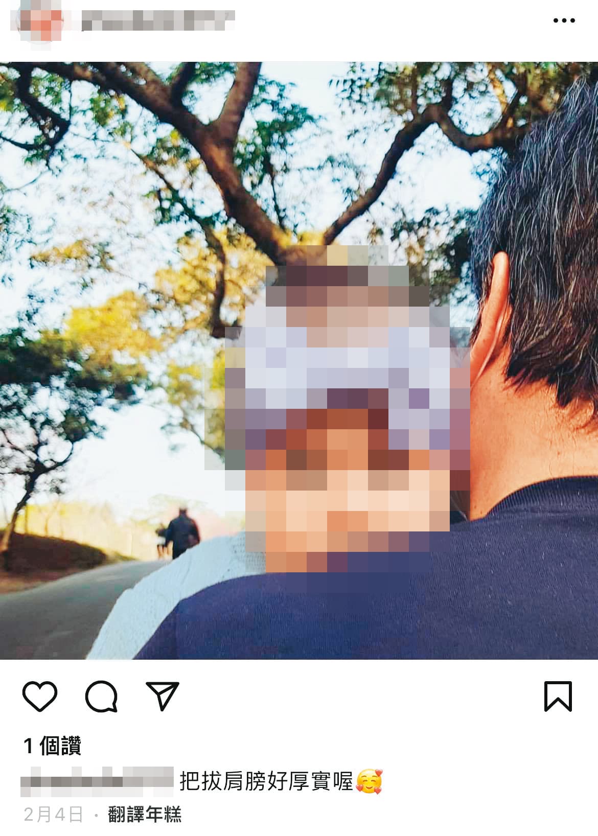 林女秀出女嬰與「把拔」照片,背對鏡頭男子疑為王必勝。(圖中女嬰已變裝處理,讀者提供)