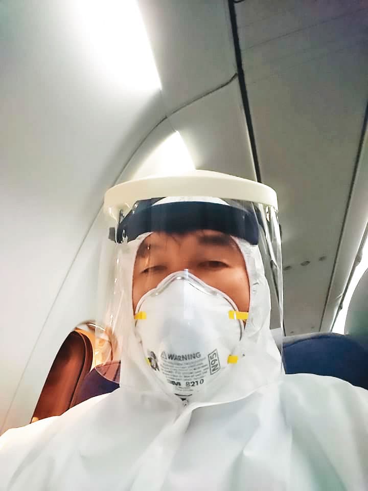 2020年1月王必勝率隊前往武漢天河機場接回2架台灣包機。(翻攝王必勝臉書)