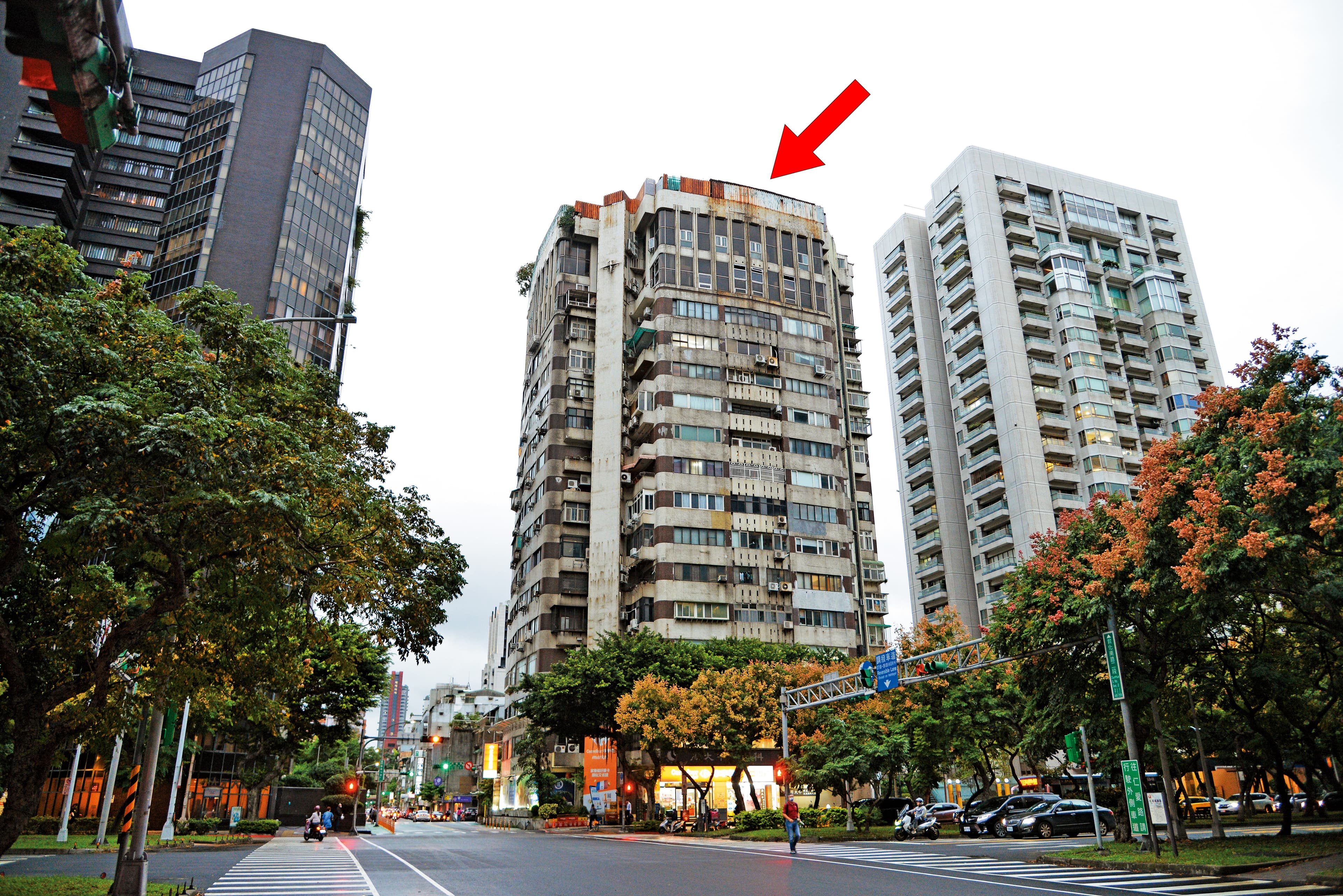 林肯大廈位在台北市精華路段,雖然屋齡超過40年,但房價居高不下。