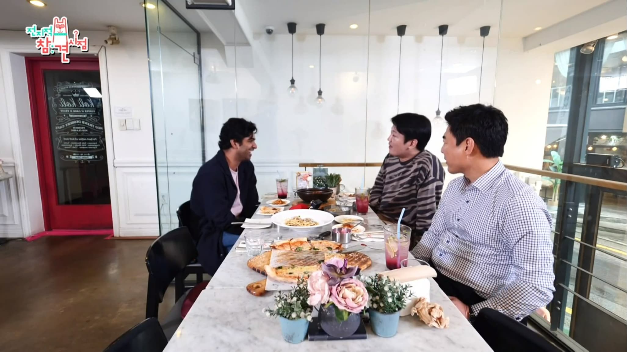 許成泰（右2）特地安排崔帕西阿努潘（左）與自己的經紀人見面。（翻攝自KKTV）