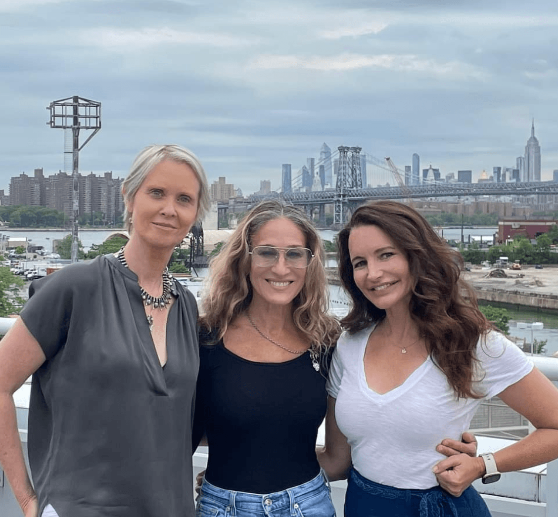Sarah Jessica Parker(中)面對網友說她老,回應坦然。(翻攝自Sarah Jessica Parker IG)