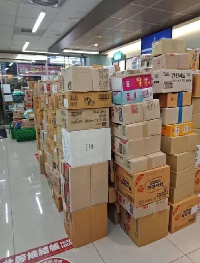 網友po出去年雙11過後的超取亂象,呼籲大家理性購物、盡速取貨。(翻攝自Dcard)