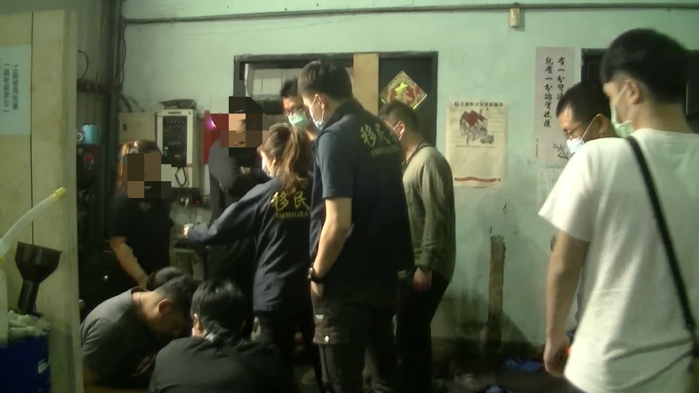 警方在新北市一處工廠查獲蔡男派遣的非法移工。(移民署提供)