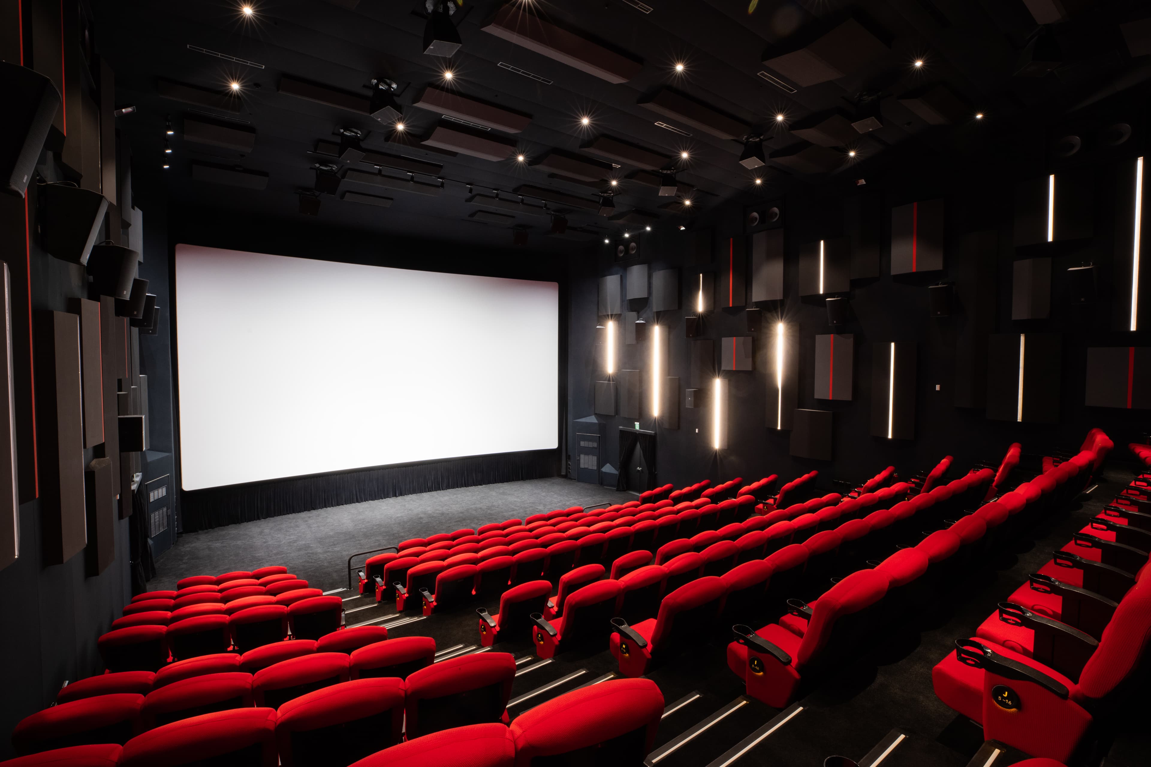 國家影視聽中心大影格擁有201席座位,使用寬13.25公尺高7.17公尺的4K高規對比雷射光源放映系統,每個喇叭可以被獨立控制,提供超高規格的視聽享受。(國家影視聽中心提供)