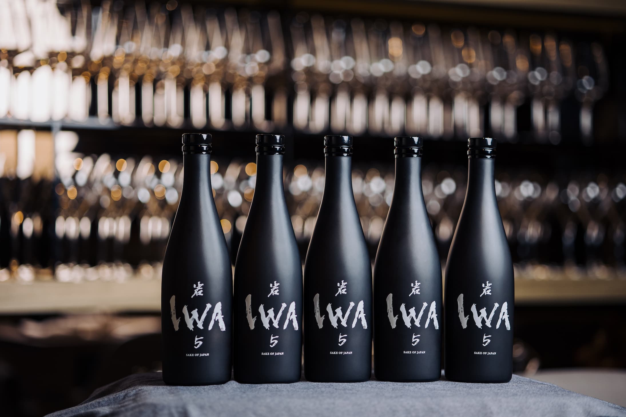 「IWA 5」瓶身由工業設計師馬克紐森(Marc Newson)設計,深色霧面搭配書法家木下真理子與平面設計師中島英樹共同繪製的商標。(樂活酒窖提供)