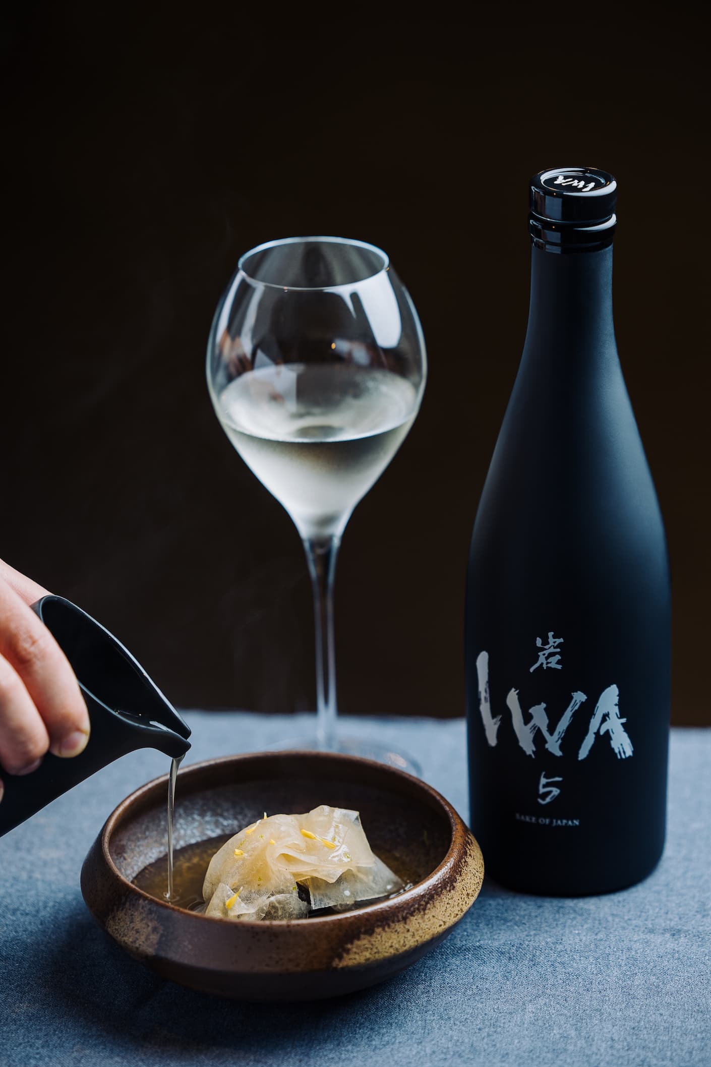 海參結合蝦漿、豆漿慕斯,搭配冬瓜與菊花高湯,滋味優雅,與旨味明顯的IWA5第二調配相得益彰。(樂活酒窖提供)