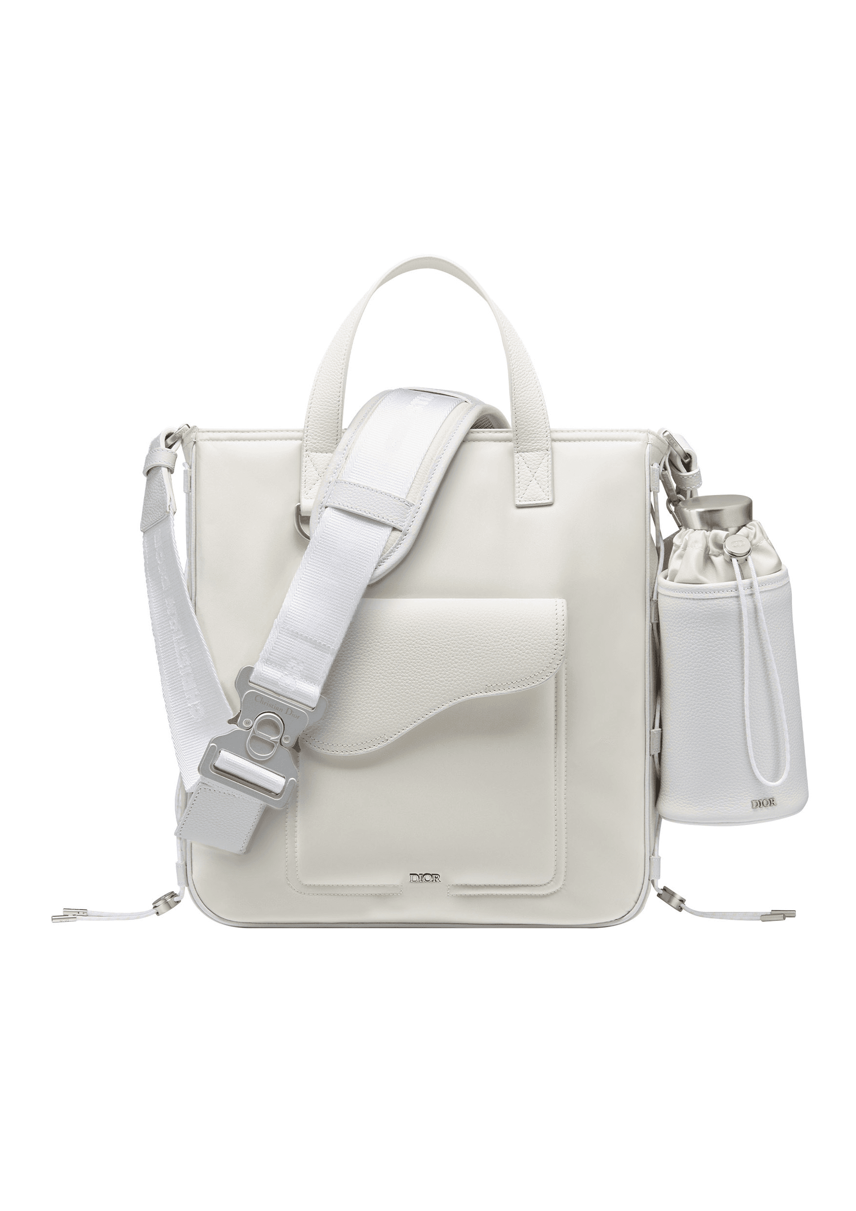 DIOR and sacai SADDLE 奶油白尼龍拼接粒紋小牛皮馬鞍購物包。NT$100,000。(DIOR提供)