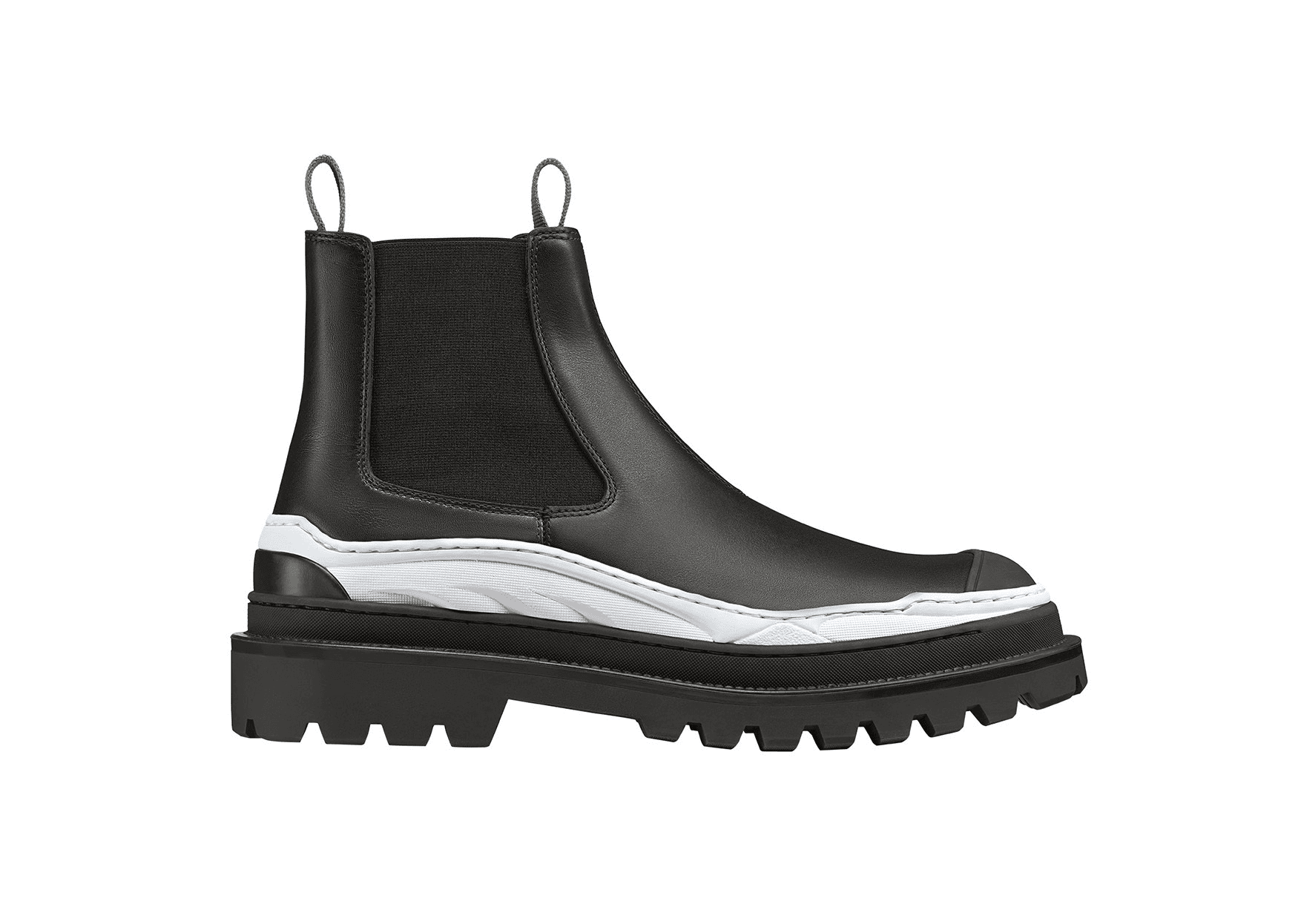 DIOR and sacai 黑色光滑小牛皮雀爾喜短靴。NT$51,000。(DIOR提供)