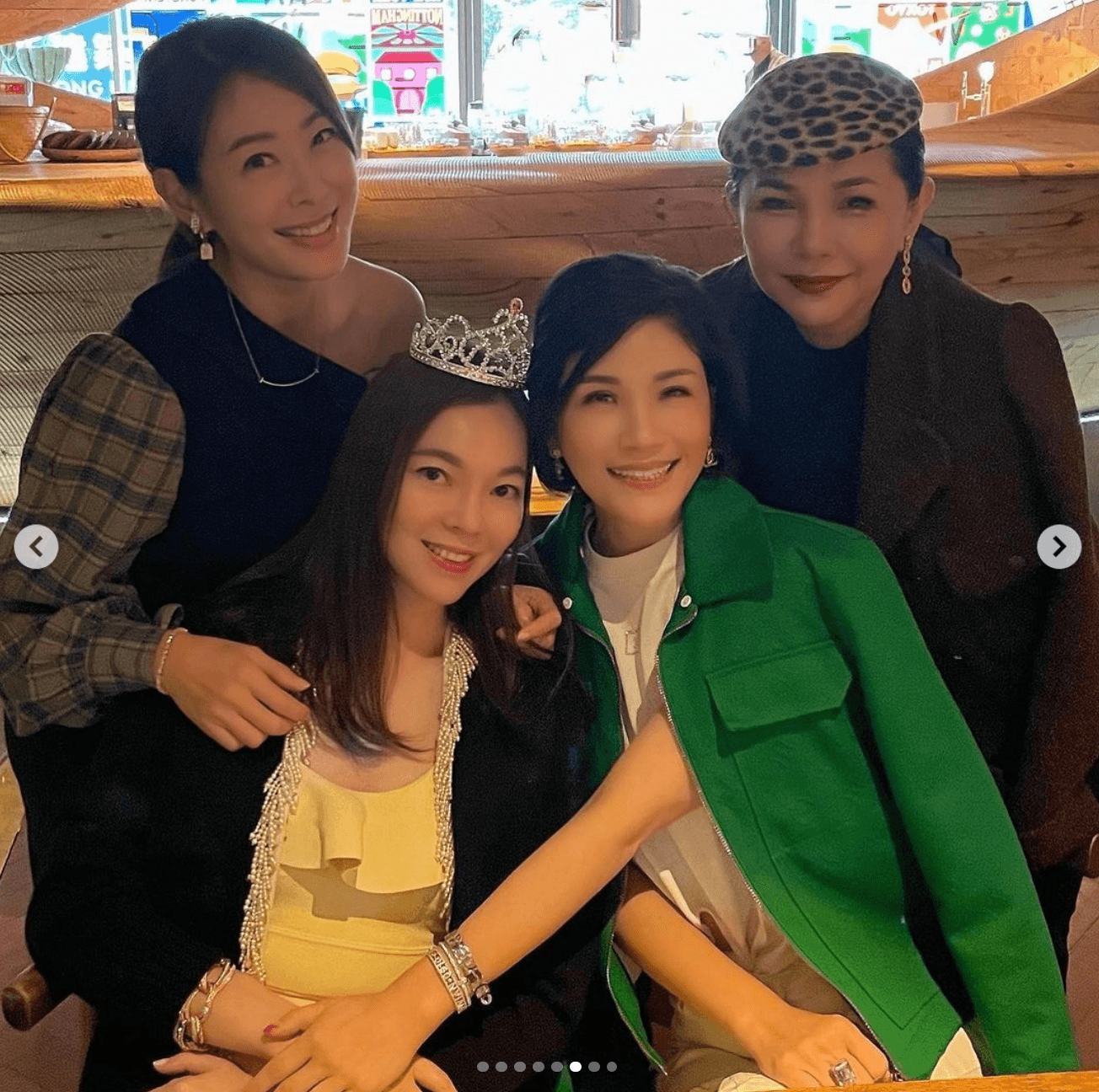 曾馨瑩(左二)迎47歲,賈永婕(左起)、蔣雅淇、張清芳提前為她慶生。(翻攝蔣雅淇IG)