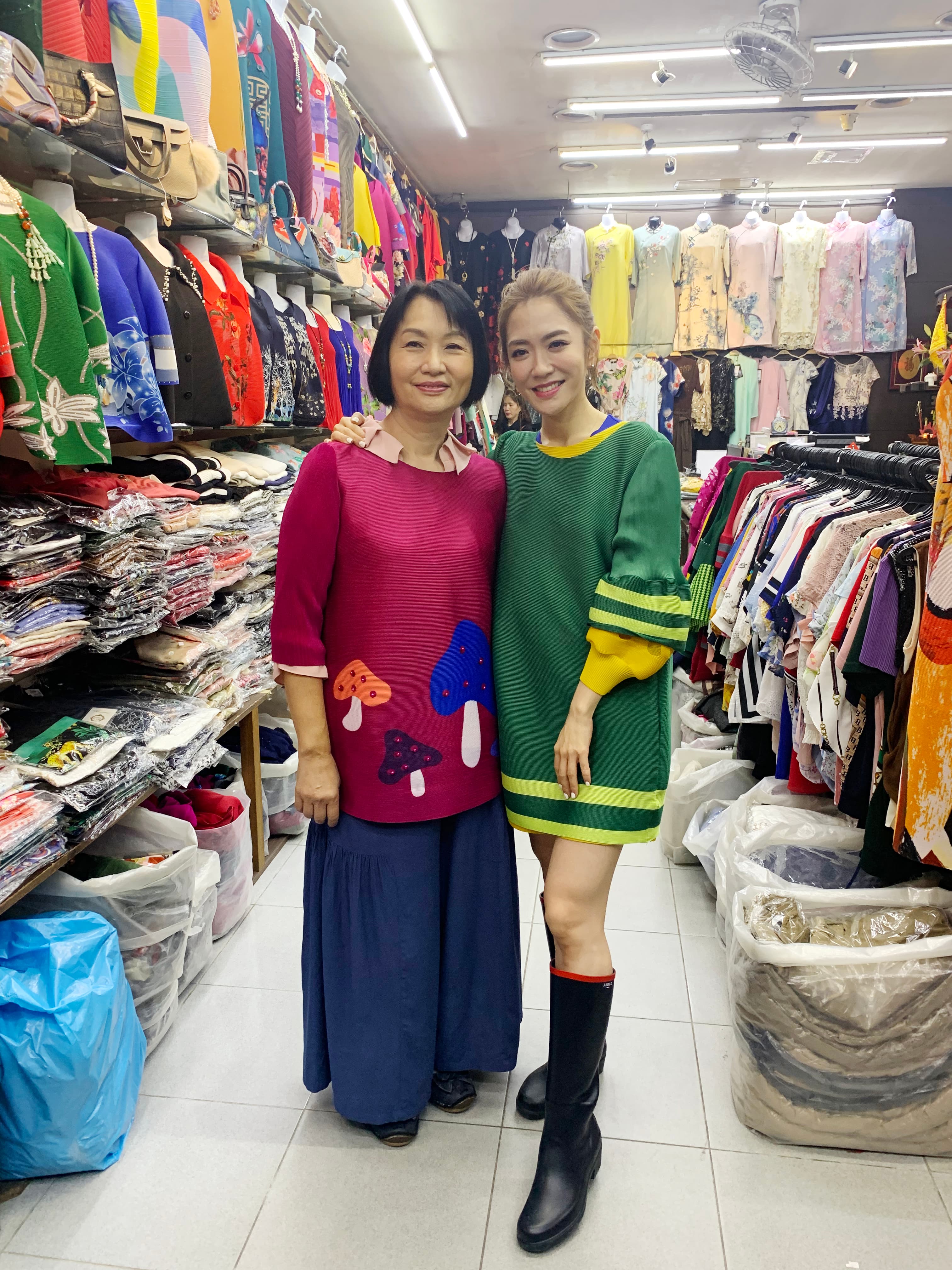 楊千霈與媽媽一起逛服裝商圈。(全國中小企業總會提供)