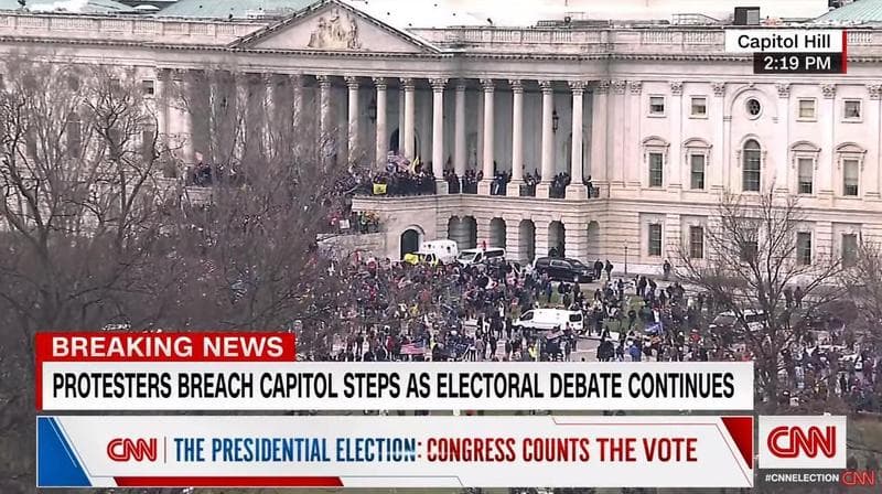 今年1月6日,川粉衝入國會大廈抗議,擾亂國會認證拜登當選。(翻攝自CNN)