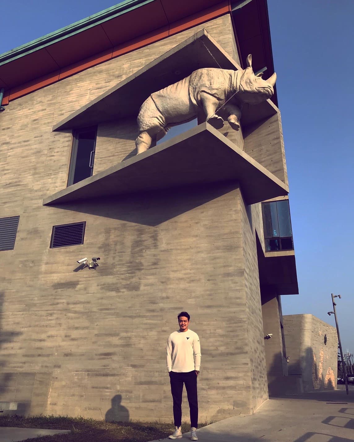吳威邑於台南左鎮化石園區。《最後的魔術家族》的故事靈感有許多是吳威邑跑遍台南各區而來的。