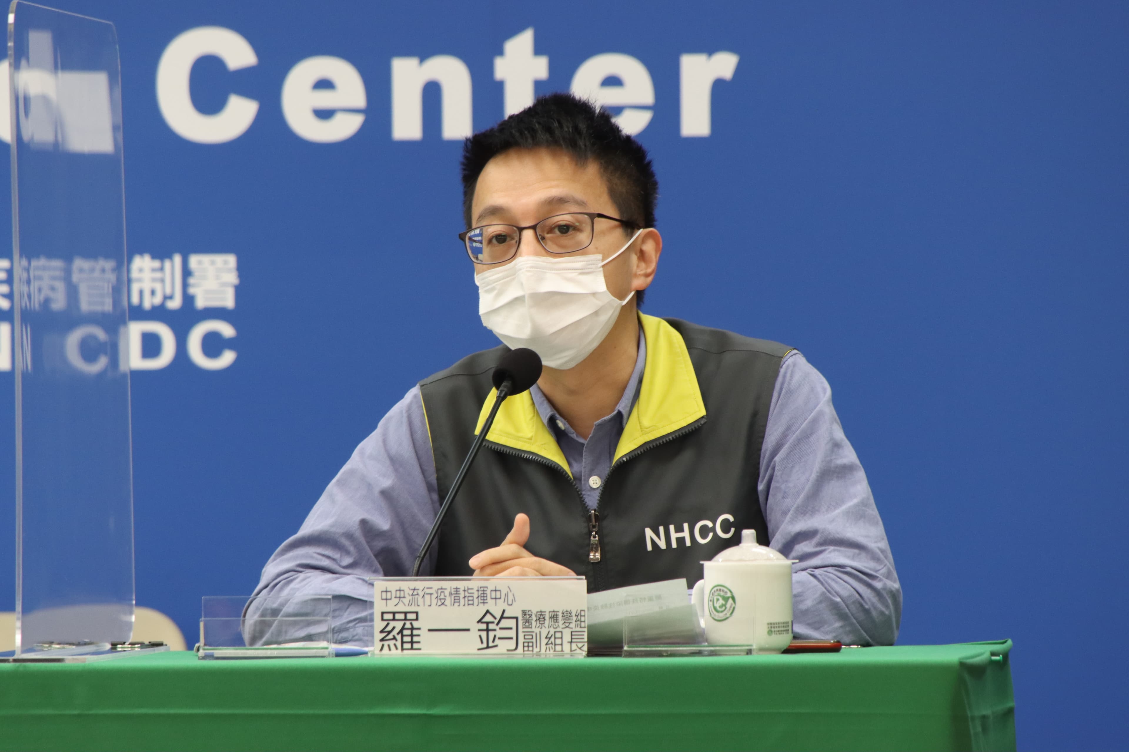 指揮中心醫療應變組副組長羅一鈞說明境外移入個案狀況。（指揮中心提供）