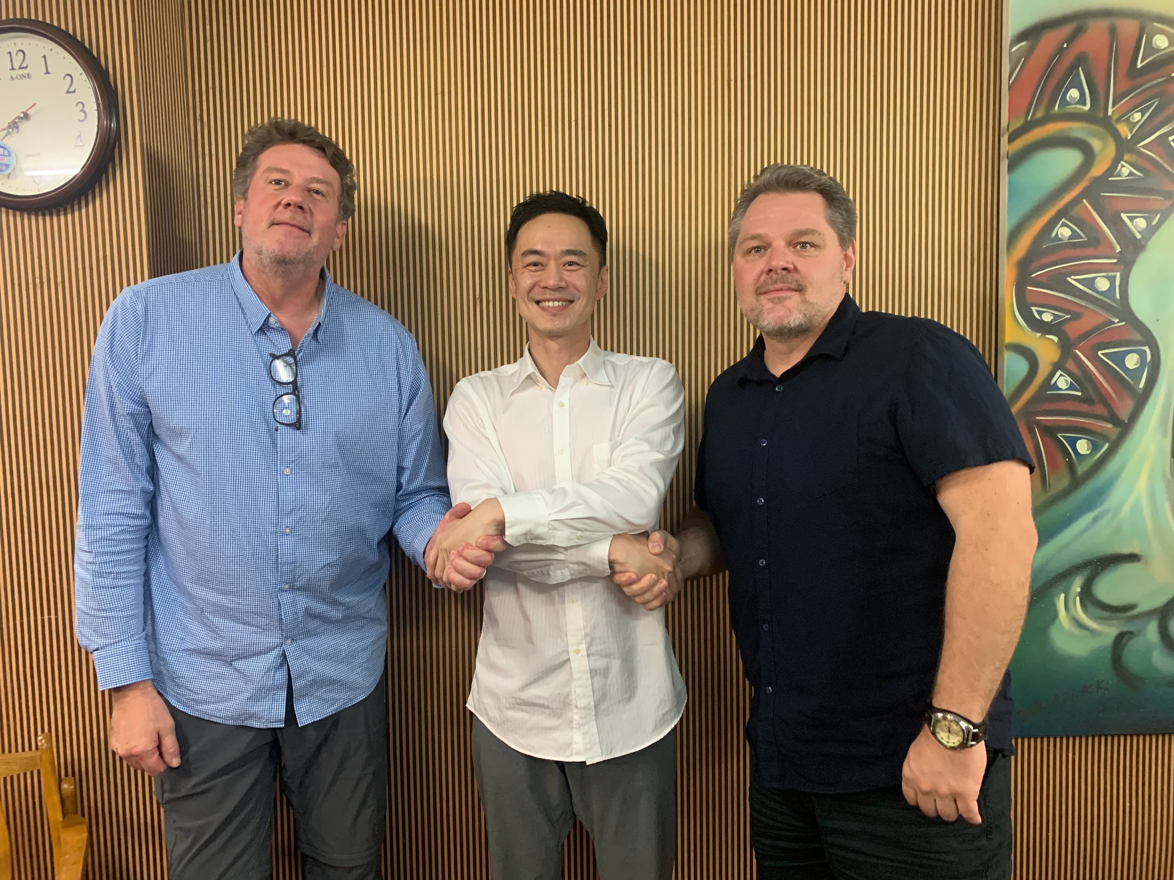 影一總經理張承中(中)與《Love Boat, Taipei》製片Christopher Foss(右)和Matthias Mellinghaus(左)合影。 (影一製作所提供)