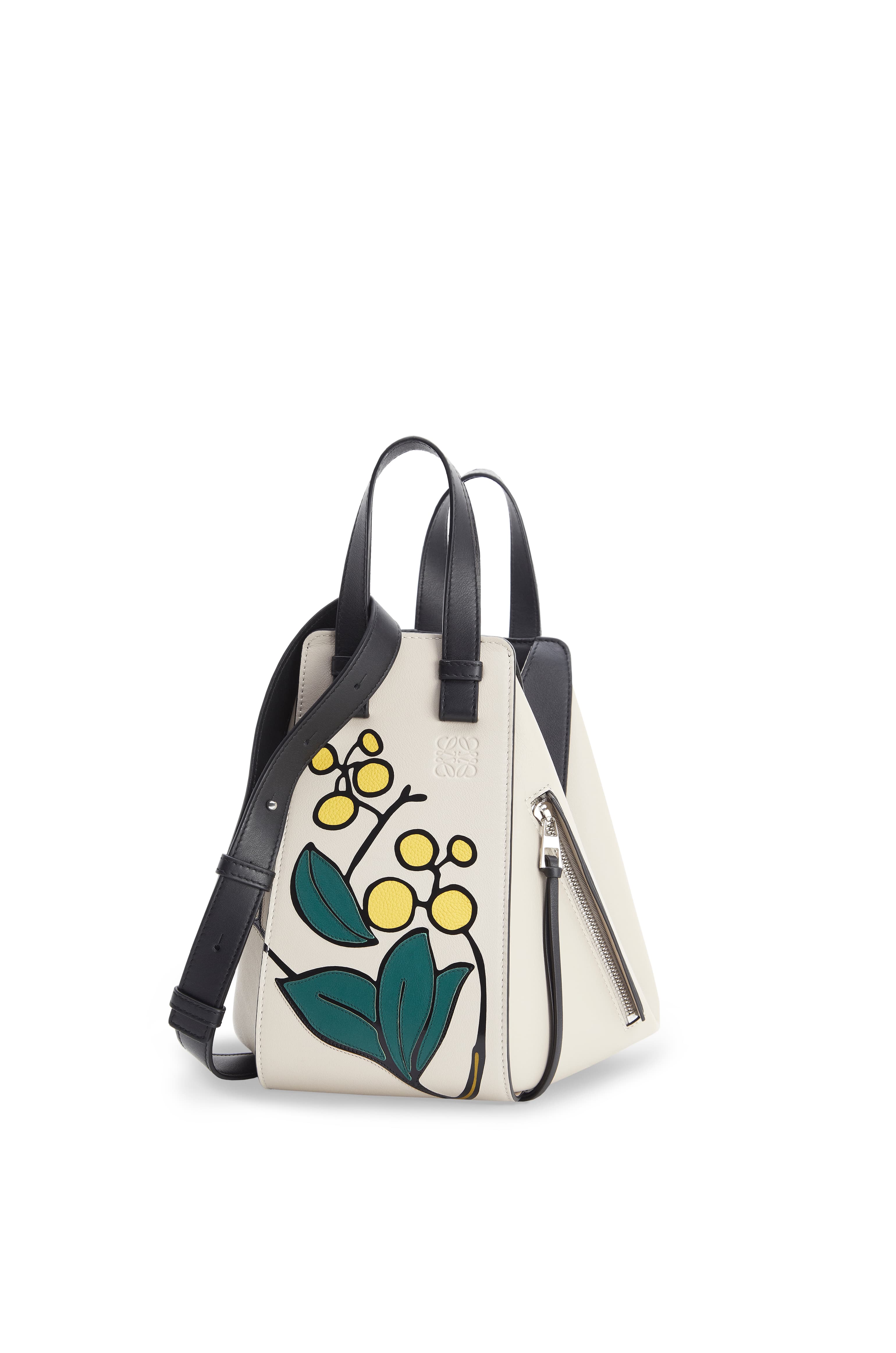 Hammock嵌花小牛皮肩背提包$106,000（LOEWE提供）