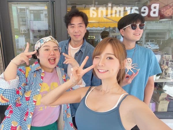 梁赫群、李易、大文與林莎一群人搭乘豪華遊艇到小琉球。(TVBS提供)