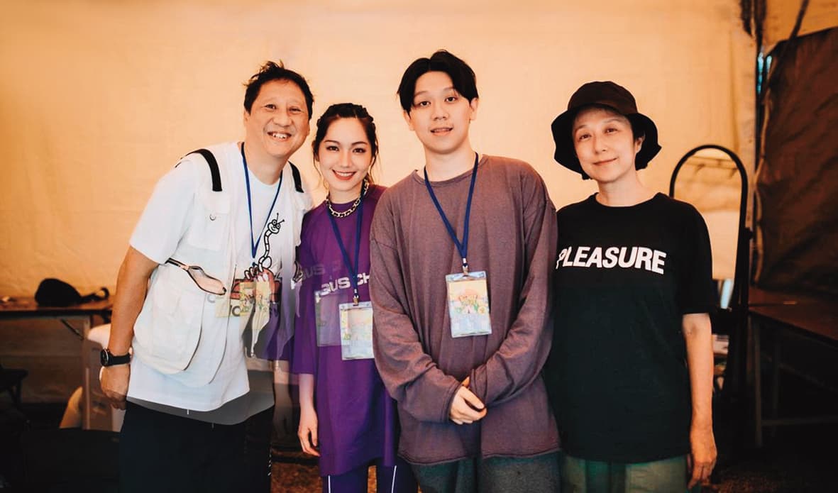 張牧喬(左二)與黃韻玲(右一)和沈光遠(左一)的兒子沈裕紘(右二)高中相識交往至今。(翻攝自沈裕紘IG)