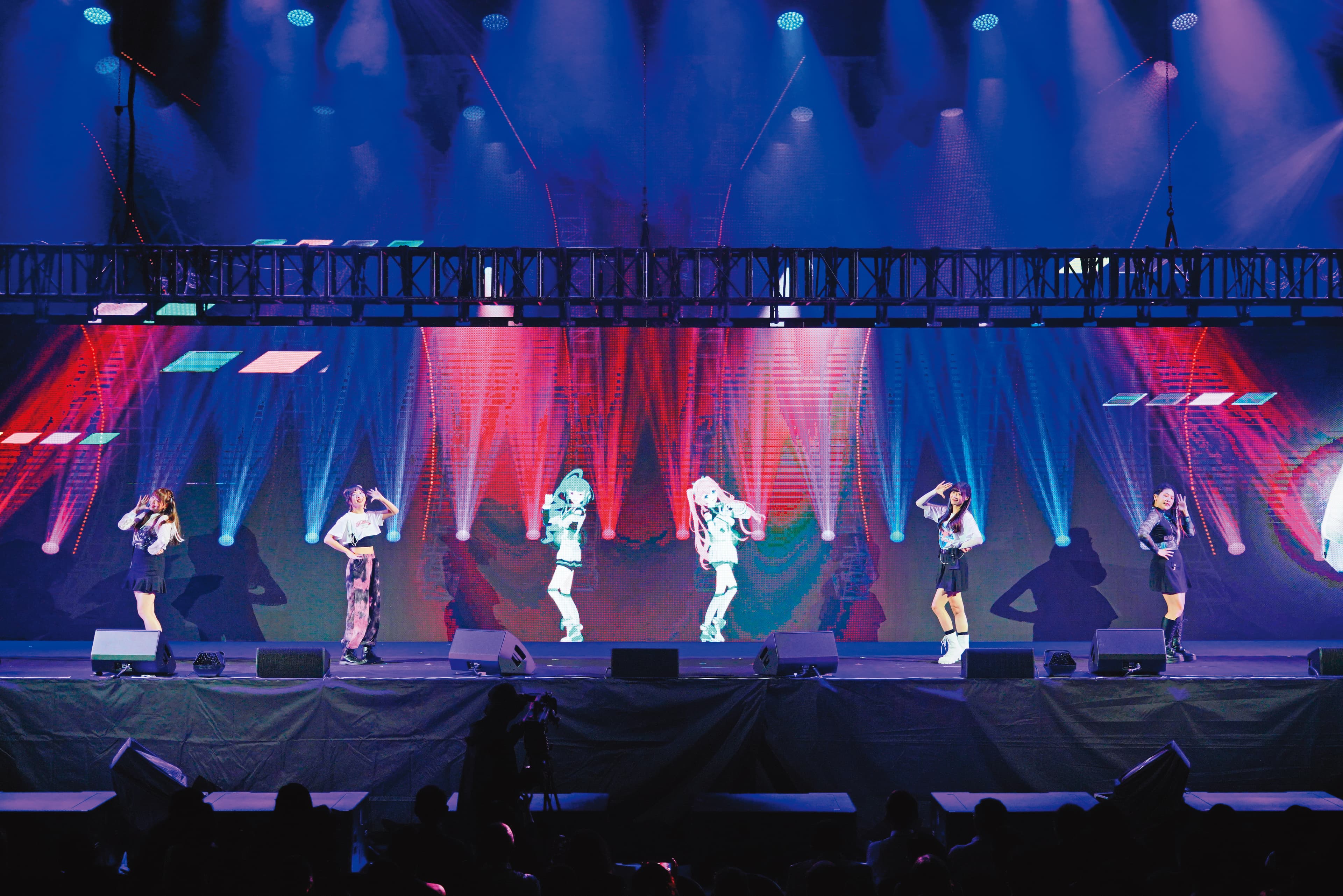 高雄虛擬偶像「輕軌少女隊」於開幕演唱會進行虛實共演，呼應高雄推動5G AIoT產業。