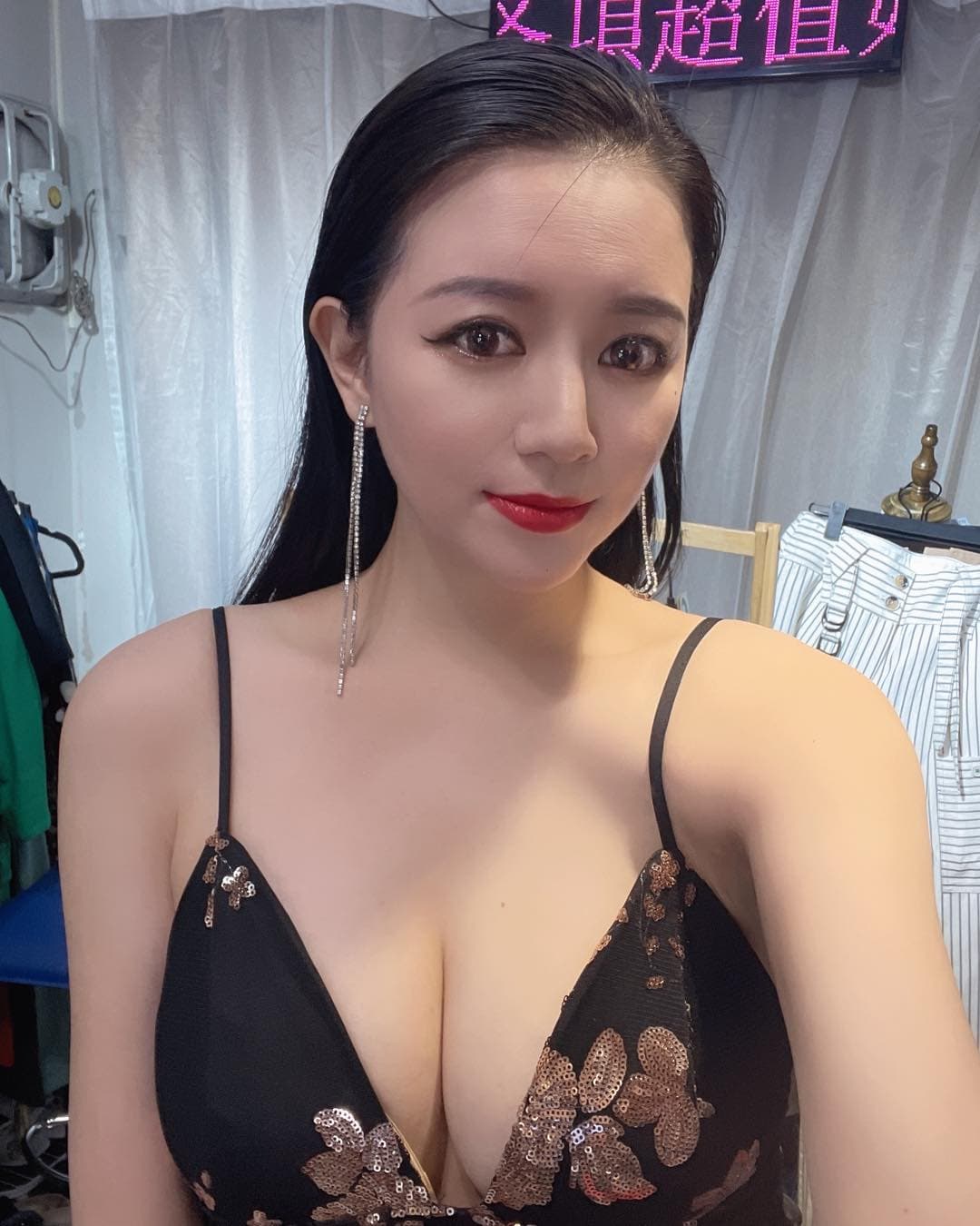 李妍瑾昨晚在直播上大哭,抱怨被廠商欺負。(翻攝自李妍瑾臉書)