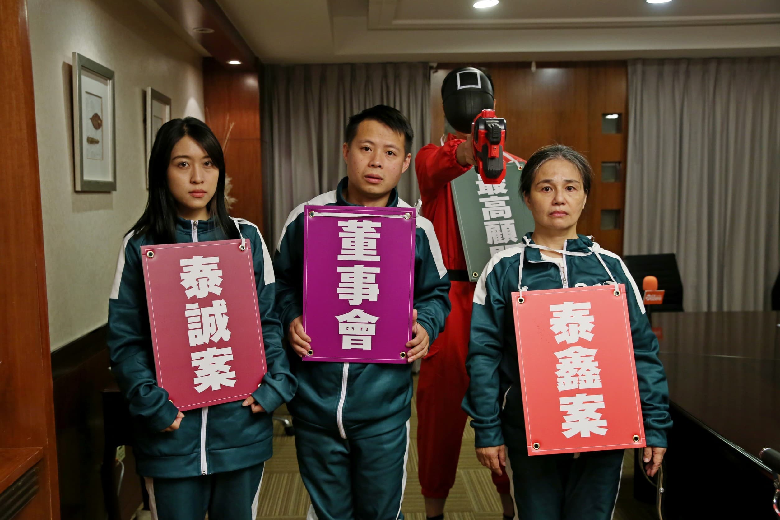 葛作亮在記者會上,還找來臨演重現影集《魷魚遊戲》中的場景。