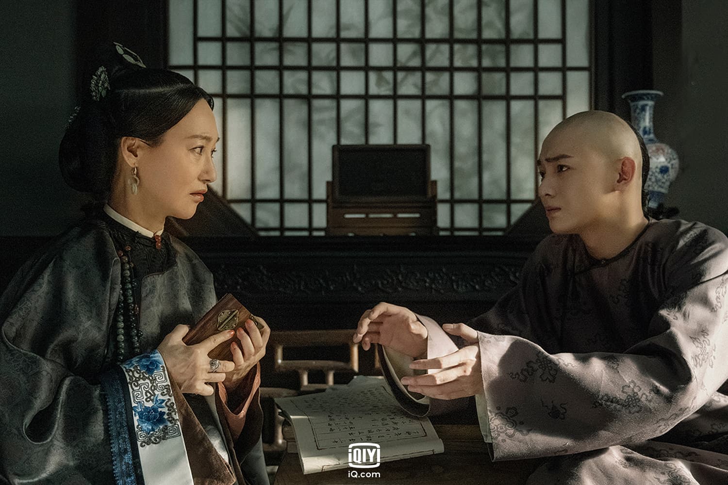 惠英紅(左)在《當家主母》演卑微又小心翼翼的姨奶奶,自嘆沒演過這麼委屈的角色。(愛奇藝國際站提供)
