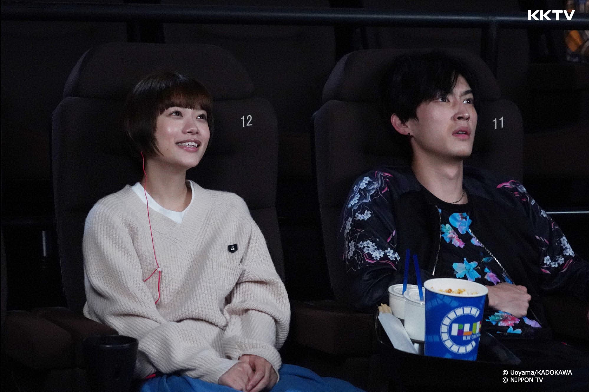 《不良少年與白手杖女孩》中杉野遙亮(右)和杉咲花一起看電影,無法看清處影像的杉咲花靠著口述影像服務享受作品。(KKTV提供)